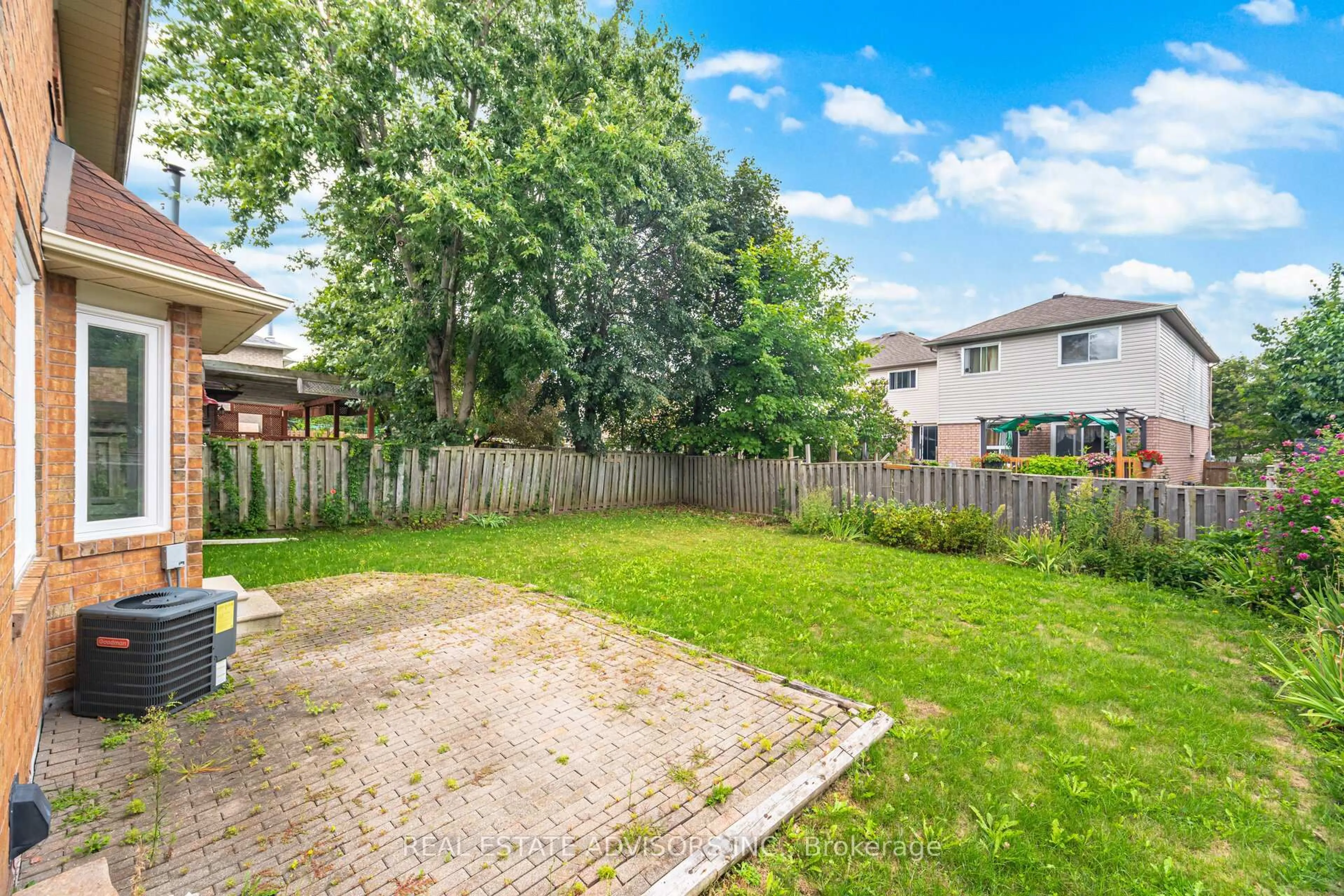 Patio, street for 186 Ferndale Dr, Barrie Ontario L4N 8A1