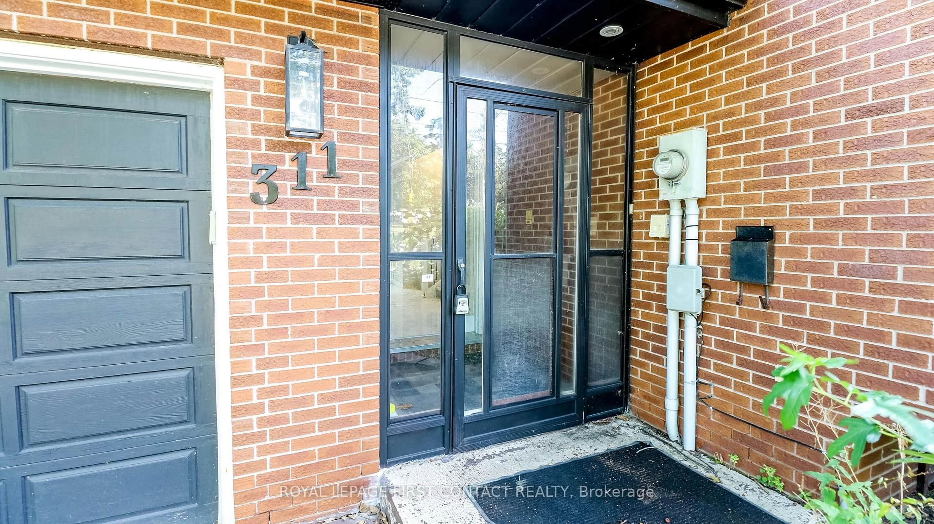 Indoor entryway for 311 Anne St, Barrie Ontario L4N 5M7