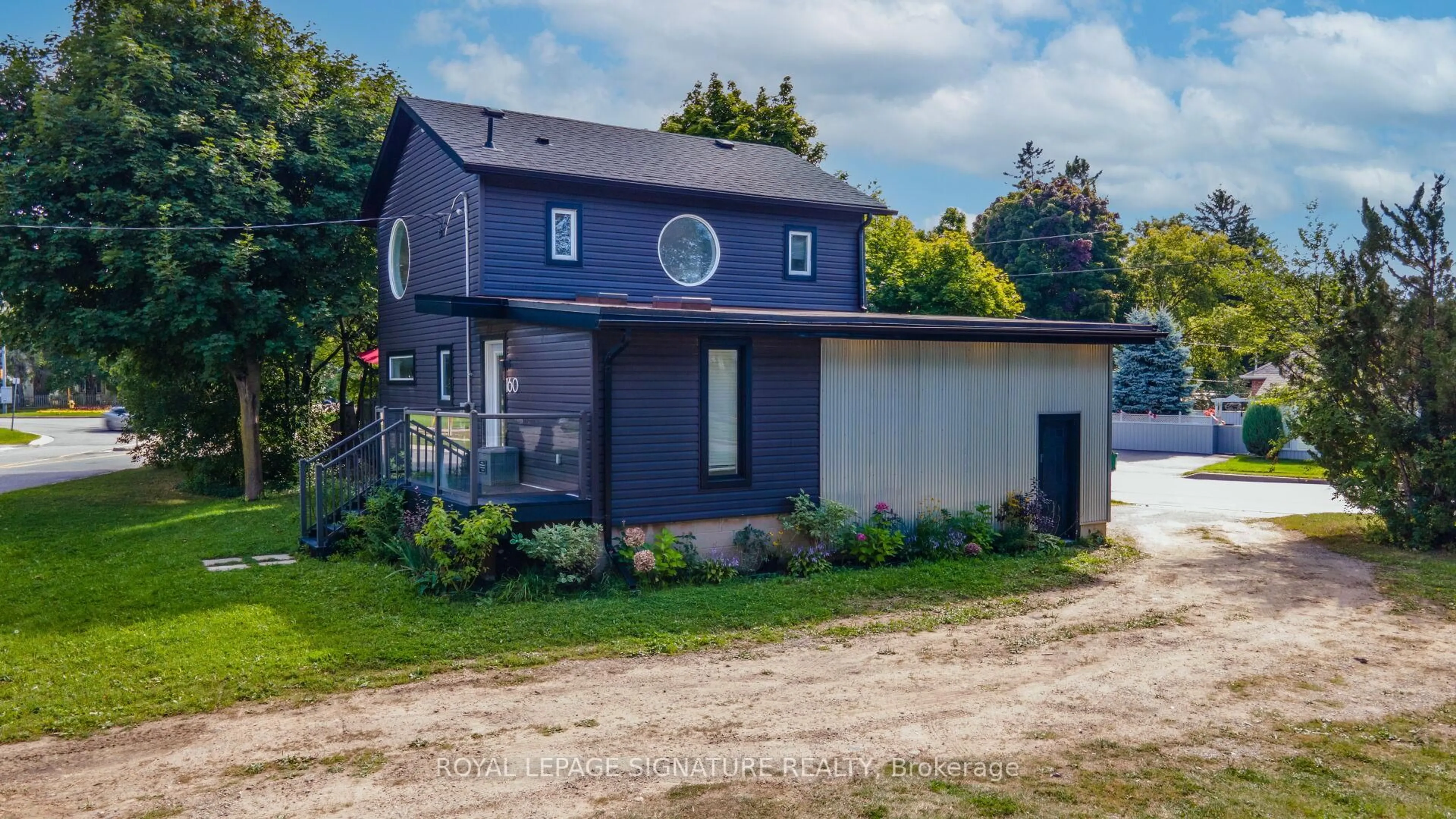 A pic from outside/outdoor area/front of a property/back of a property/a pic from drone, unknown for 160 Duckworth St, Barrie Ontario L4M 3W4