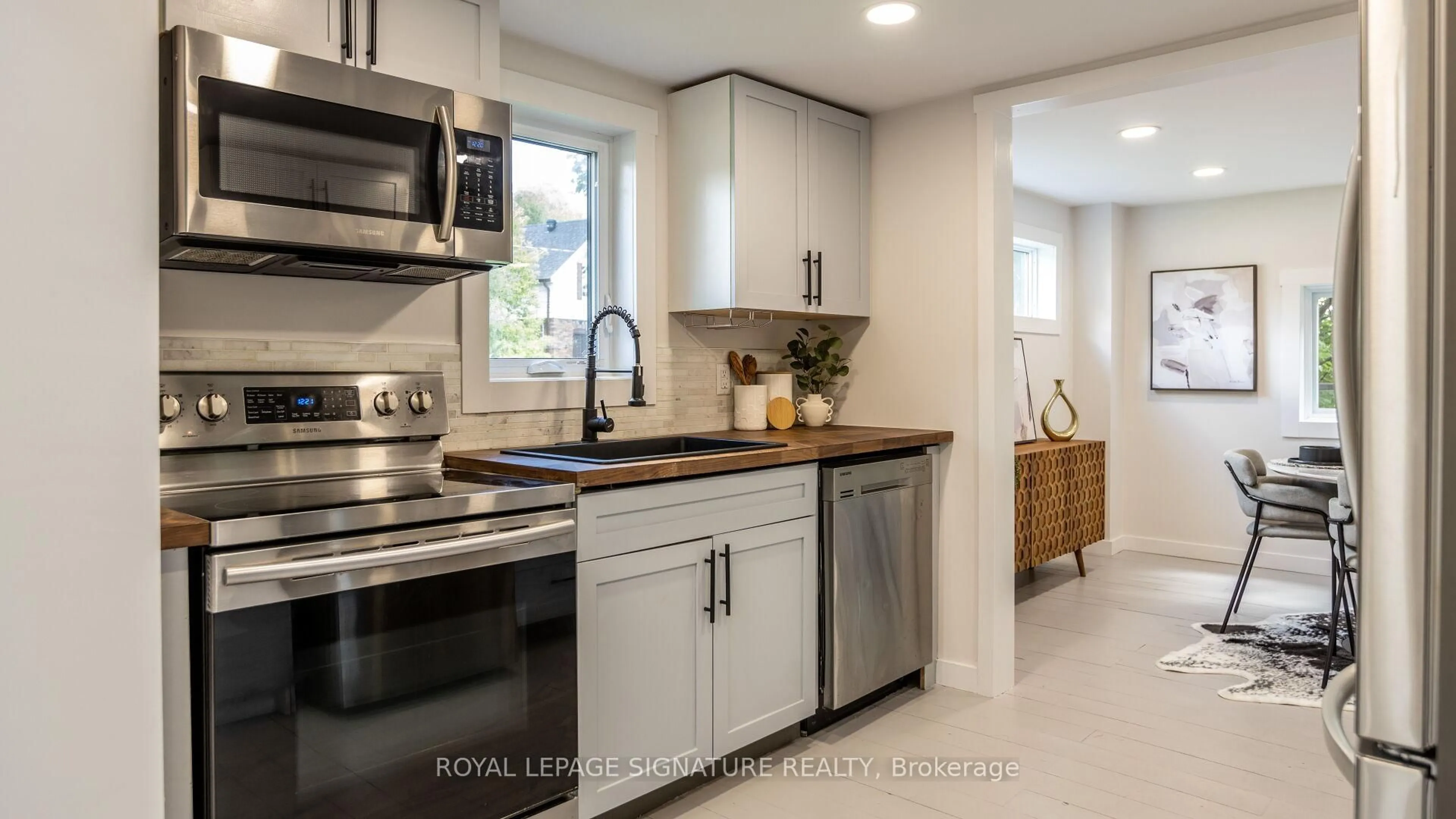 Open concept kitchen, ceramic/tile floor for 160 Duckworth St, Barrie Ontario L4M 3W4