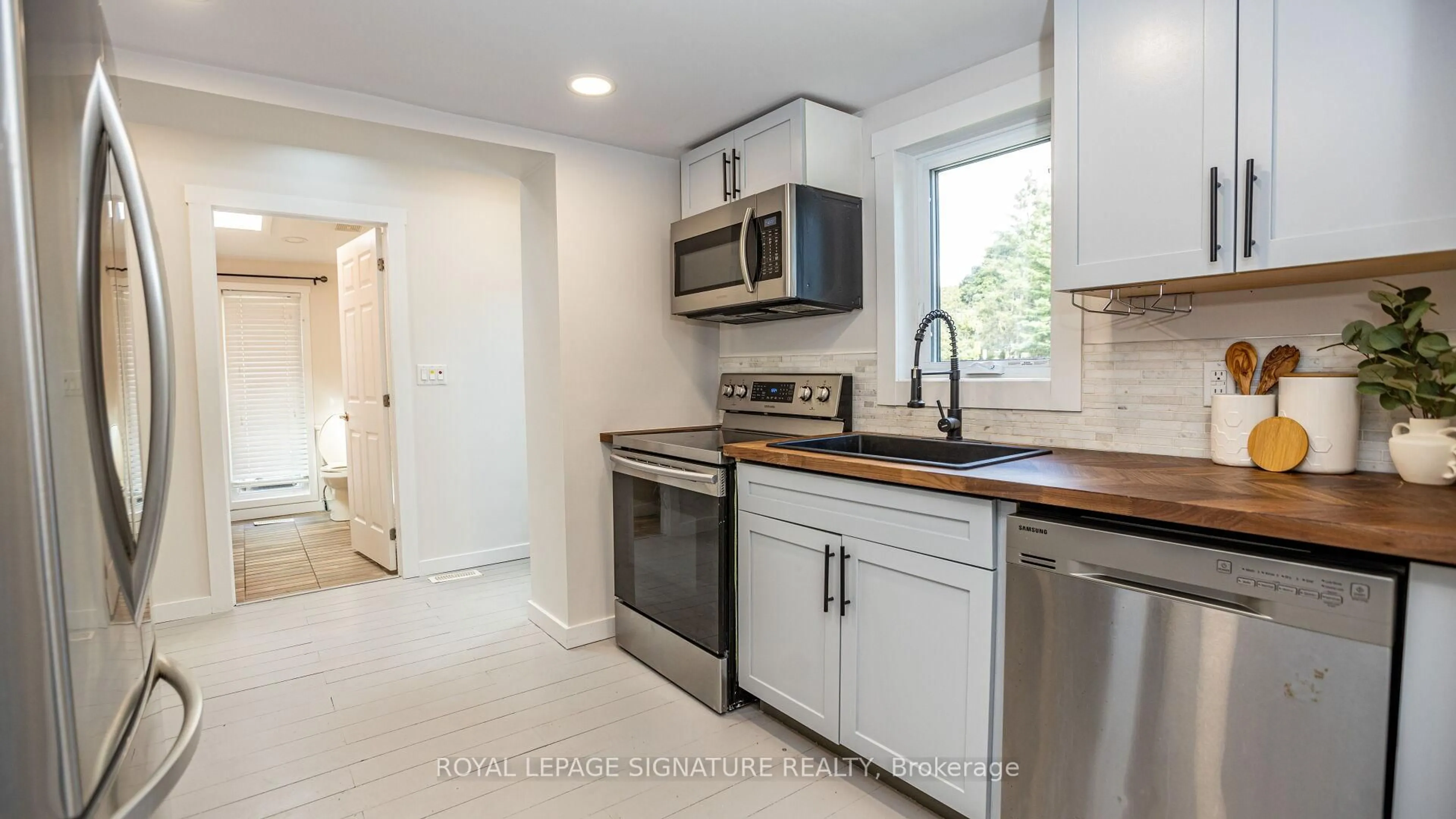 Standard kitchen, ceramic/tile floor for 160 Duckworth St, Barrie Ontario L4M 3W4