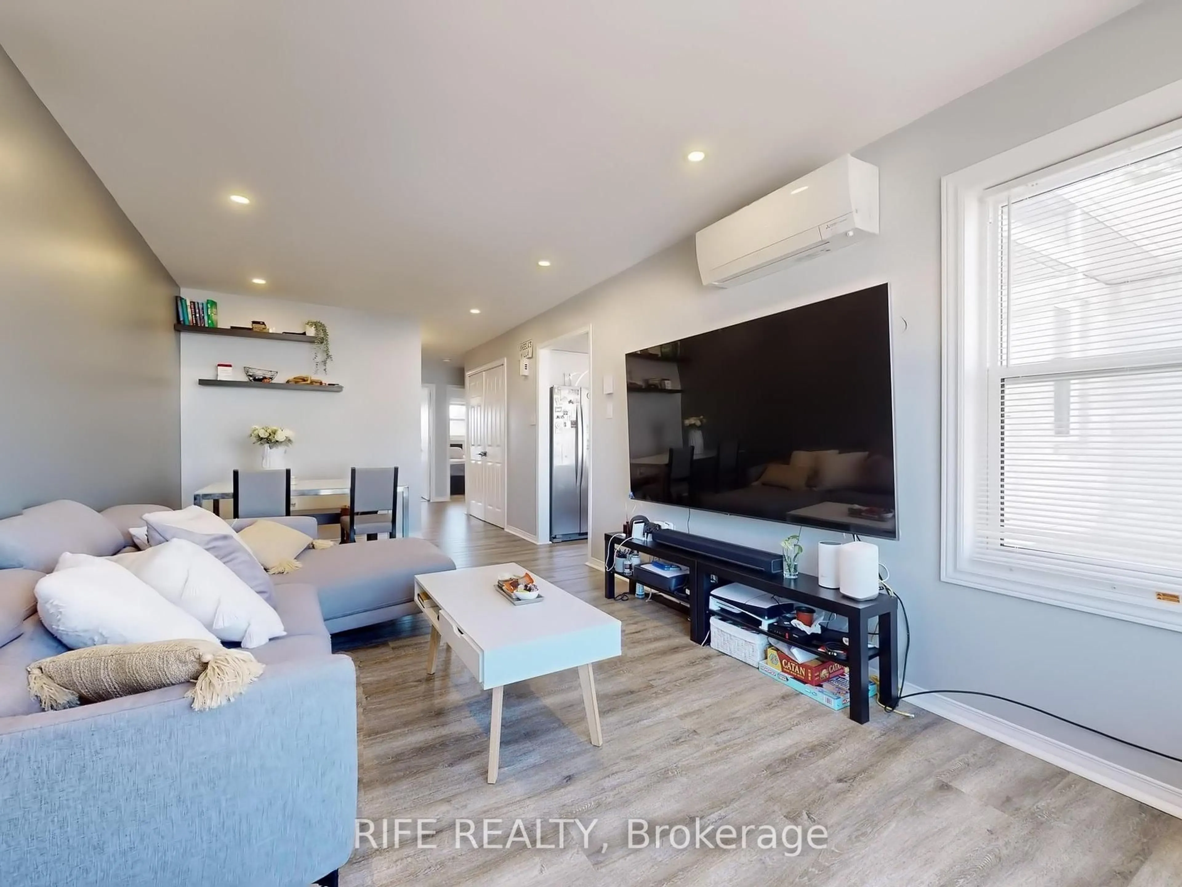 Living room with furniture, wood/laminate floor for 120 D'Ambrosio Dr #34, Barrie Ontario L4N 7W3