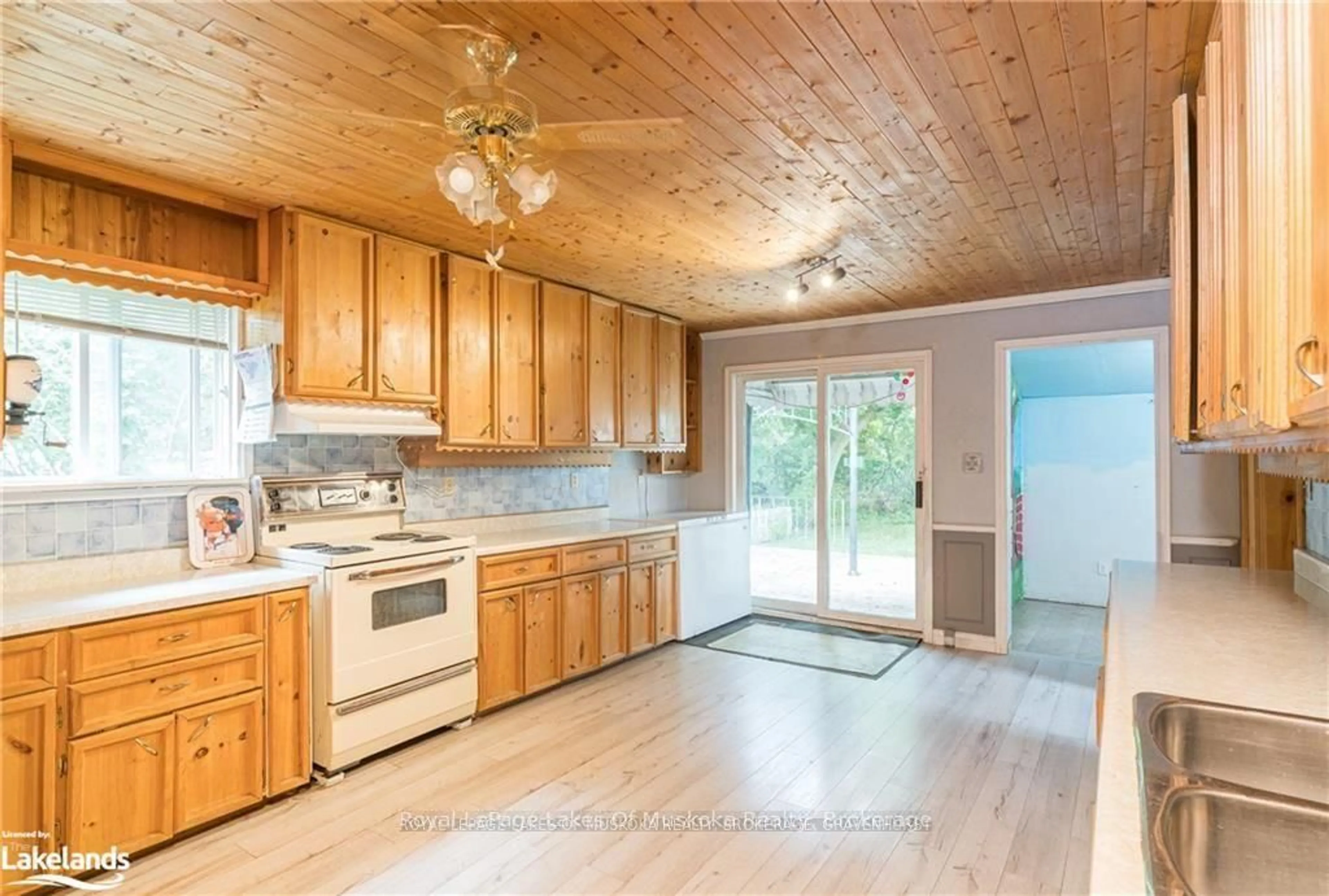 Open concept kitchen, unknown for 6 Bush St, Severn Ontario L0K 1E0