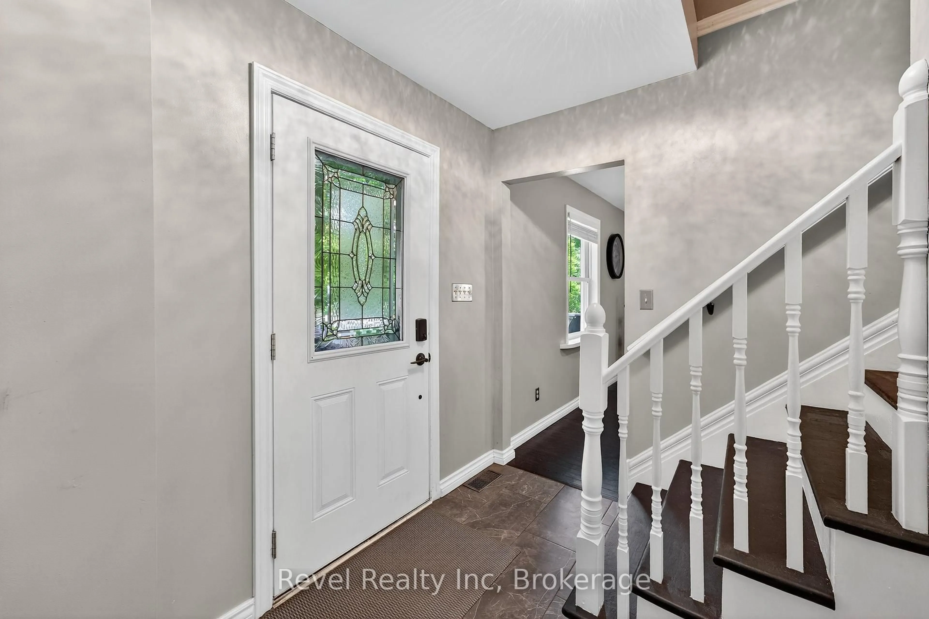 Indoor entryway for 6 Bayside Rd, Tiny Ontario L9M 0H8