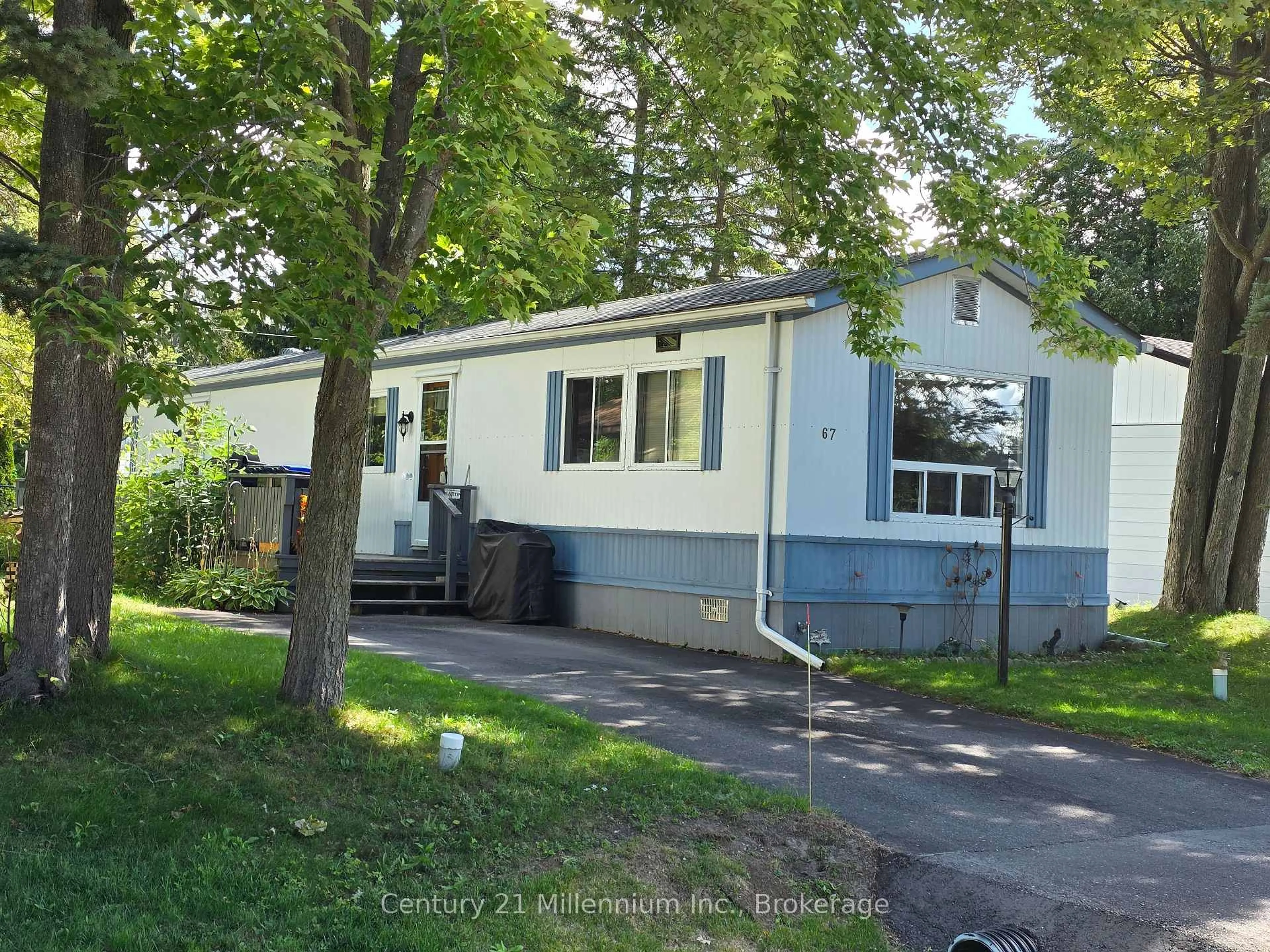 Home with vinyl exterior material, street for 67 Georgian Glen Dr, Wasaga Beach Ontario L9Z 1K8