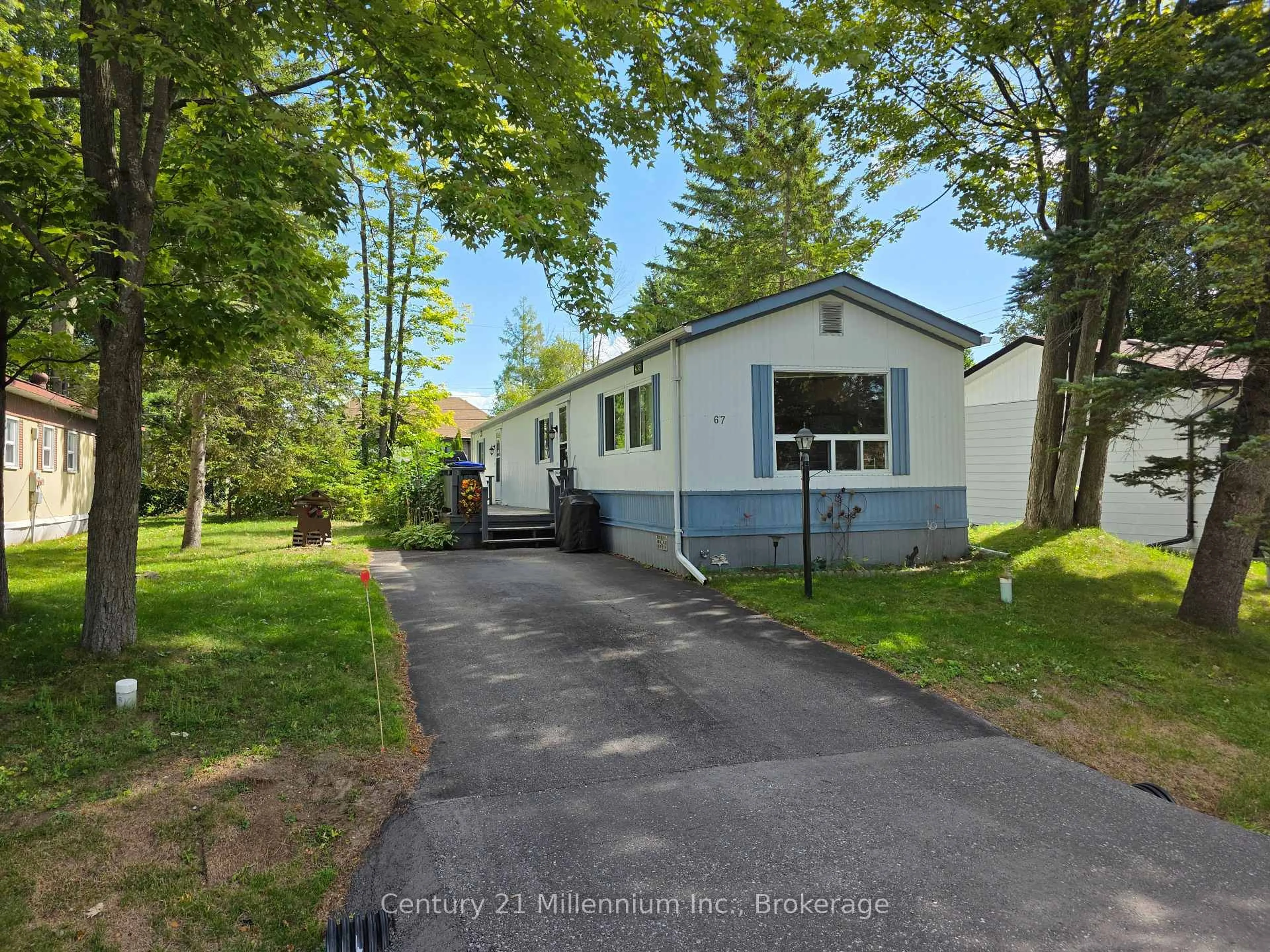 A pic from outside/outdoor area/front of a property/back of a property/a pic from drone, street for 67 Georgian Glen Dr, Wasaga Beach Ontario L9Z 1K8