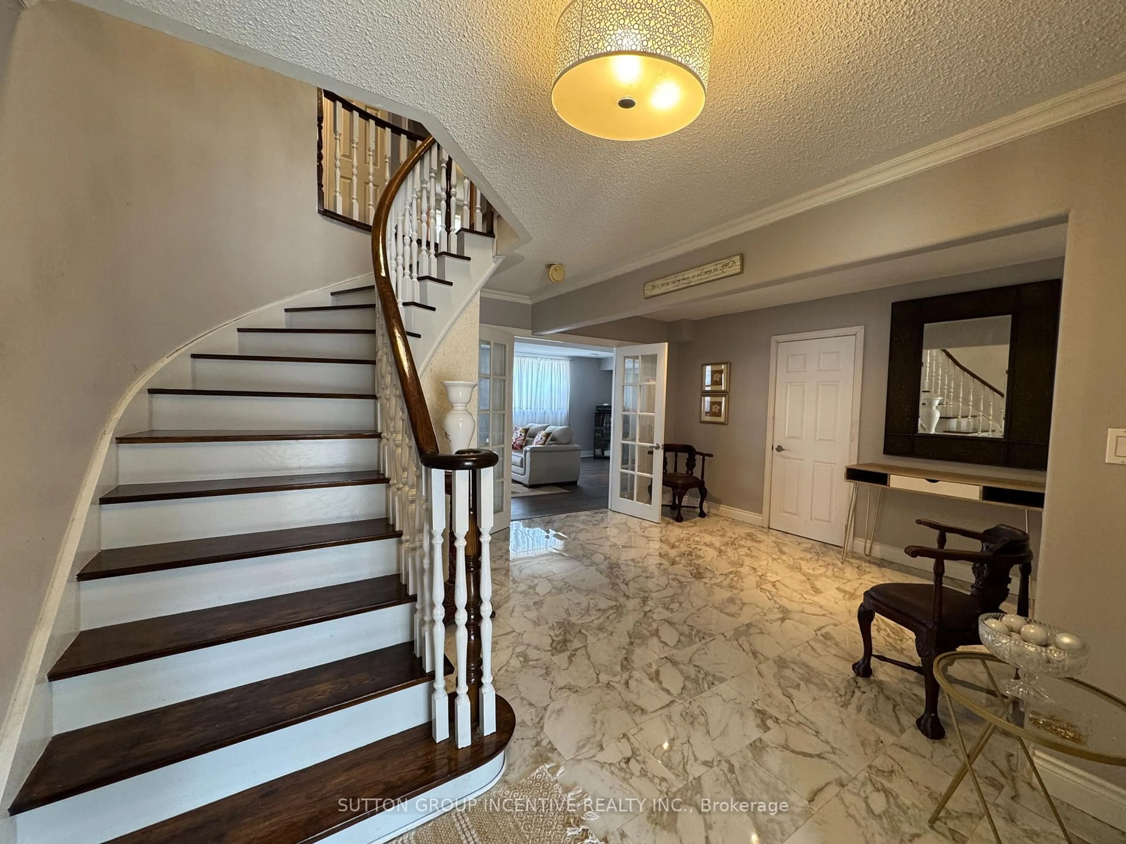 Indoor foyer for 10 Celestine Crt, Tiny Ontario L9M 0H3