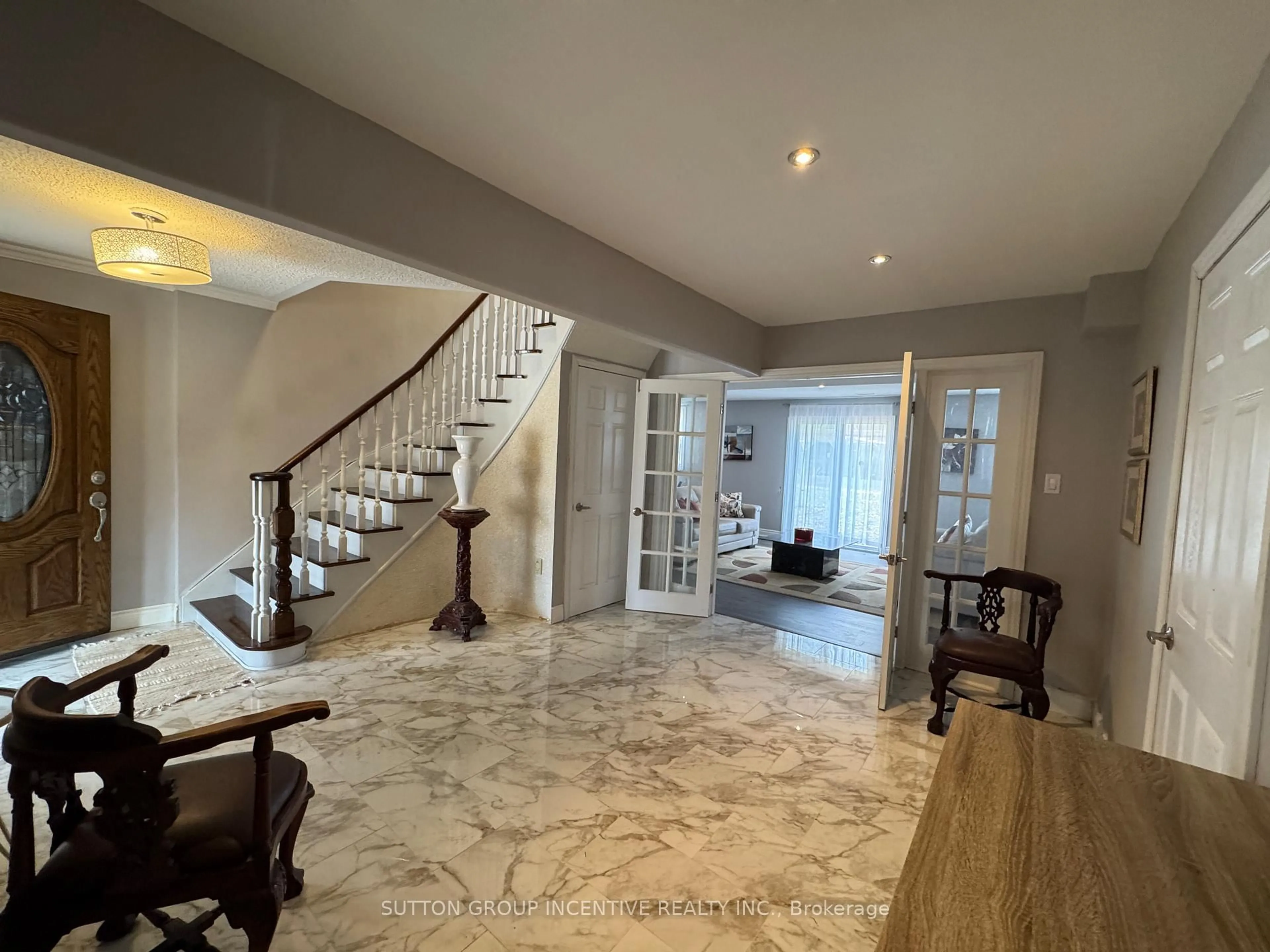 Indoor foyer for 10 Celestine Crt, Tiny Ontario L9M 0H3