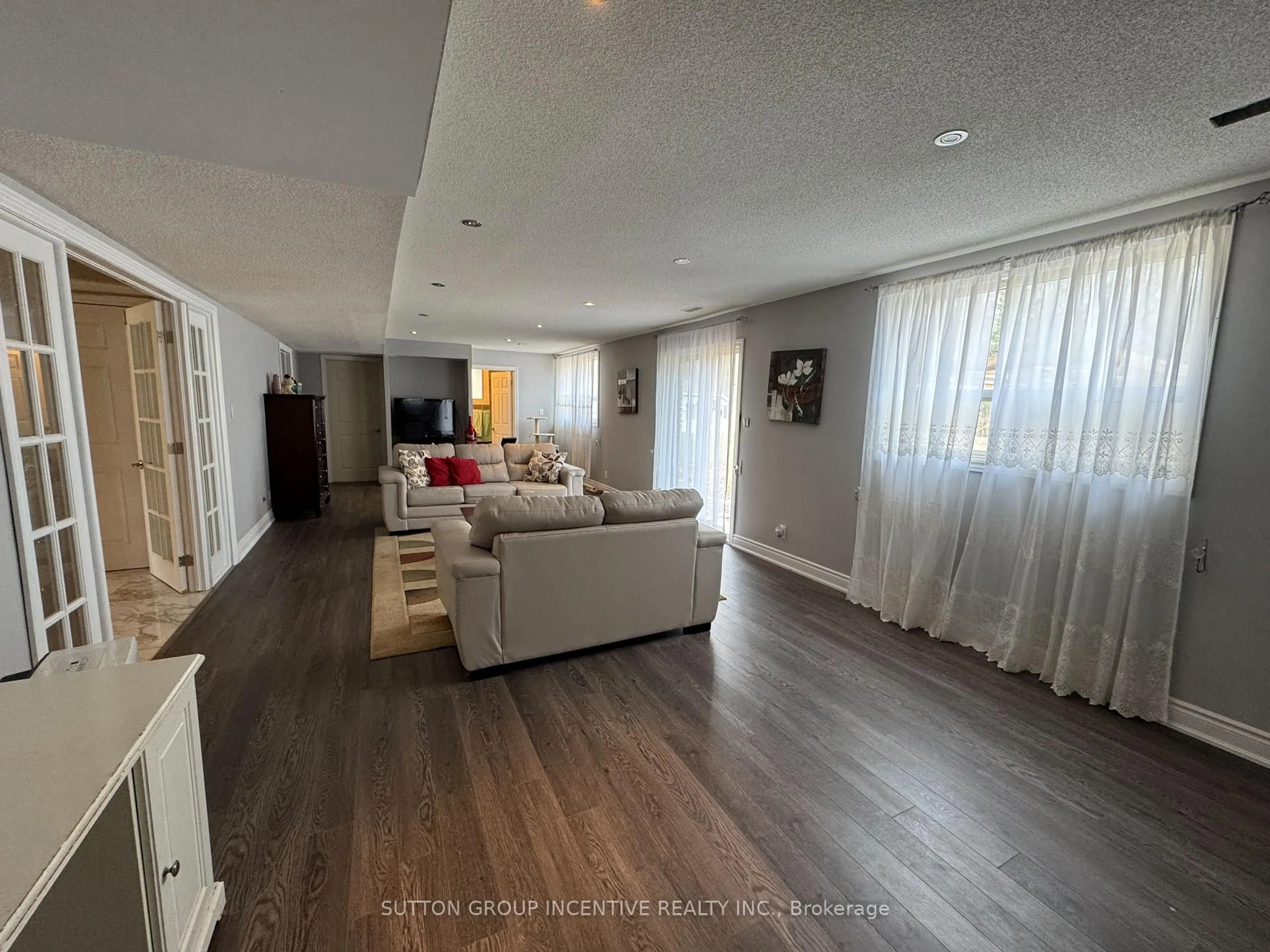 Living room with furniture, wood/laminate floor for 10 Celestine Crt, Tiny Ontario L9M 0H3