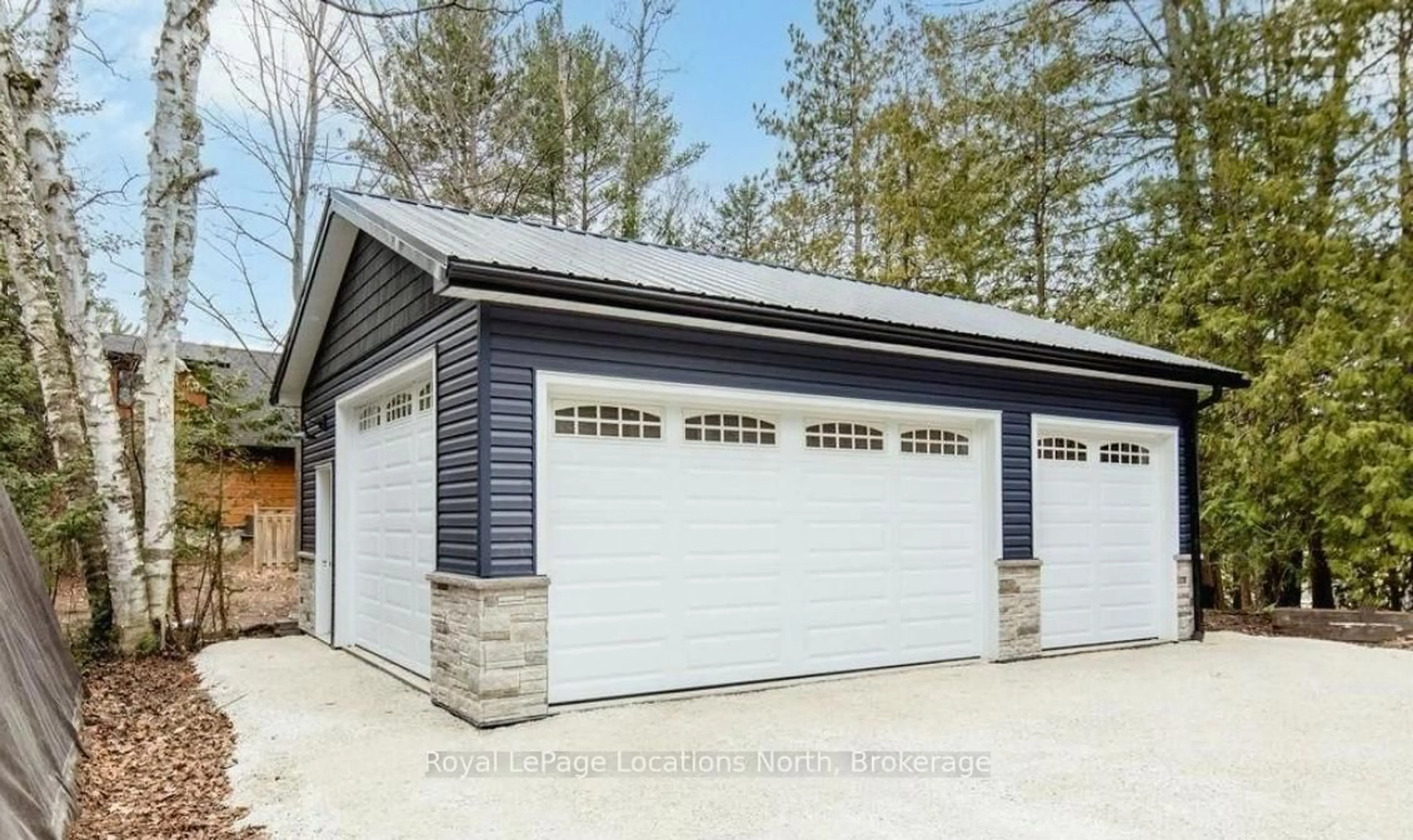 Indoor garage for 44 STROUD Cres, Wasaga Beach Ontario L9Z 2T5