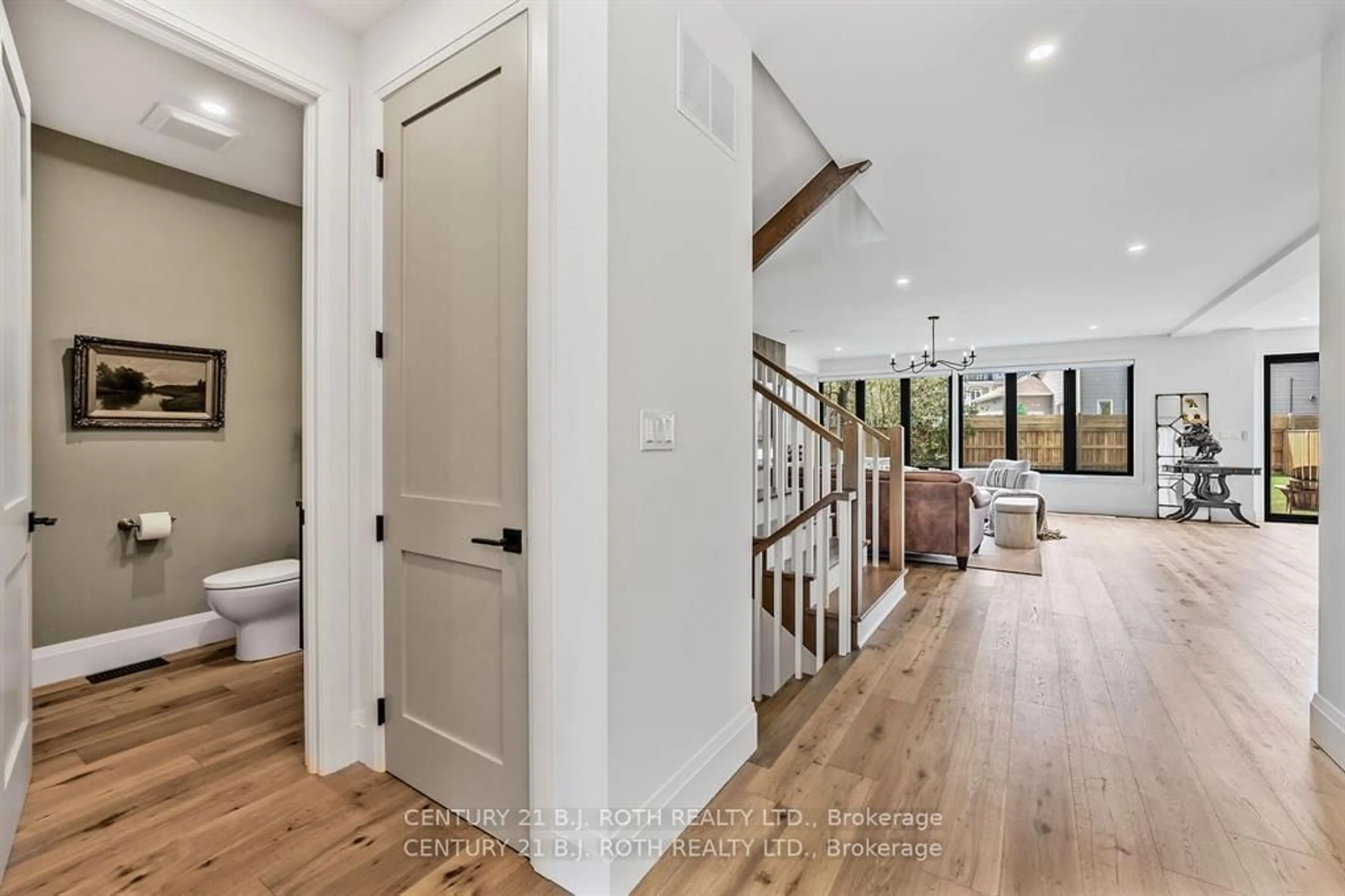 Indoor entryway for 46 Tyndale Rd, Barrie Ontario L4N 7T1