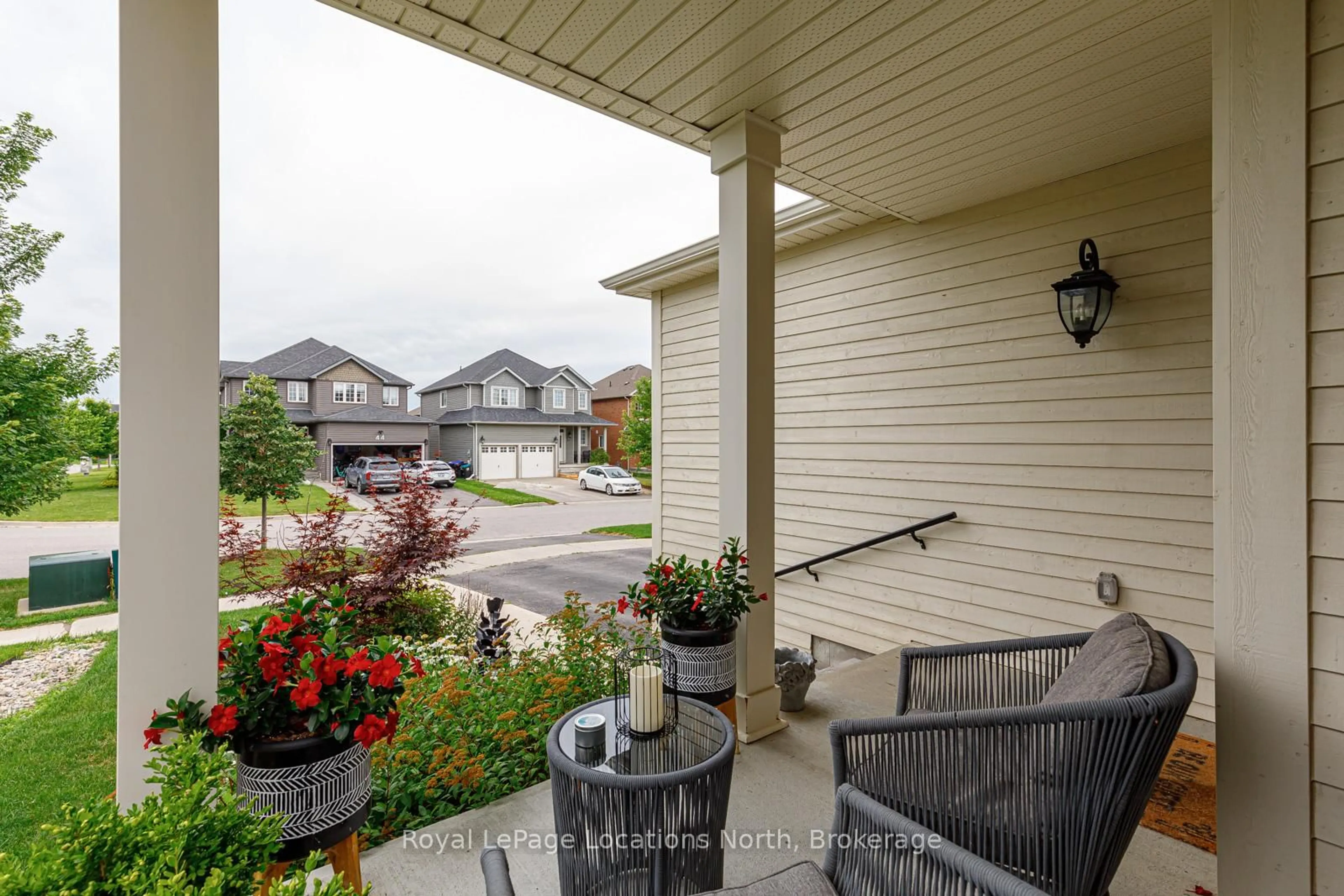 Patio, street for 43 Garbutt Cres, Collingwood Ontario L9Y 0H6