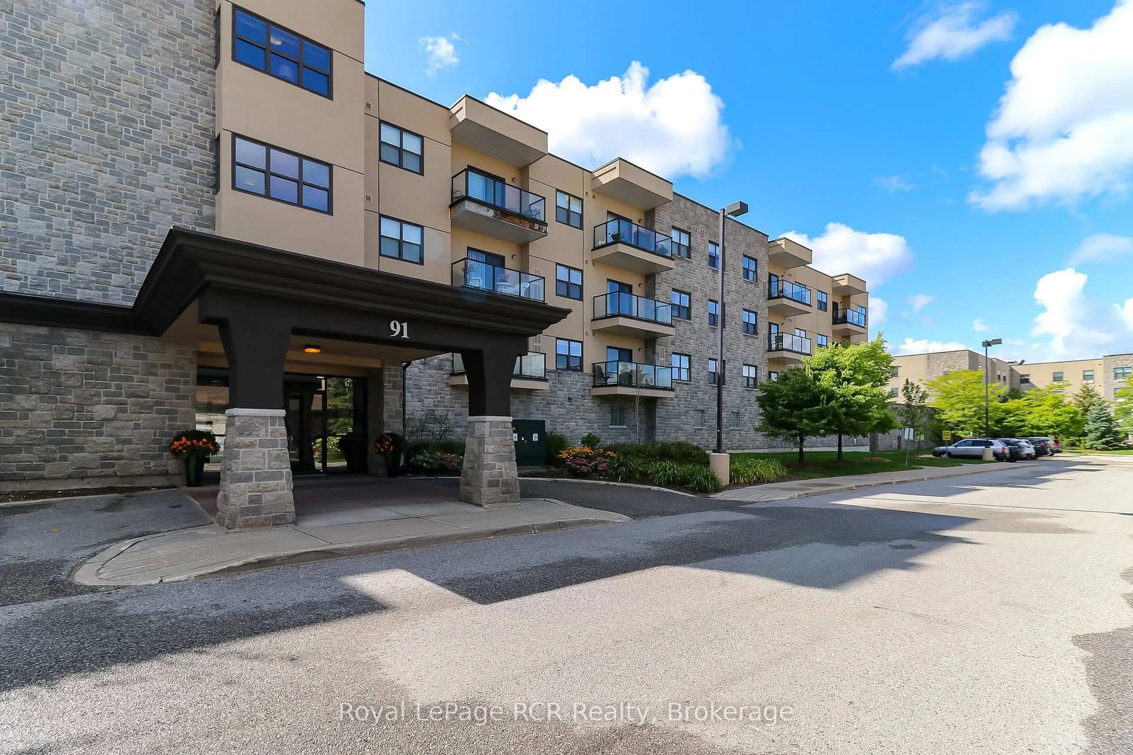 Patio, building for 91 RAGLAN St #215, Collingwood Ontario L9Y 0B2