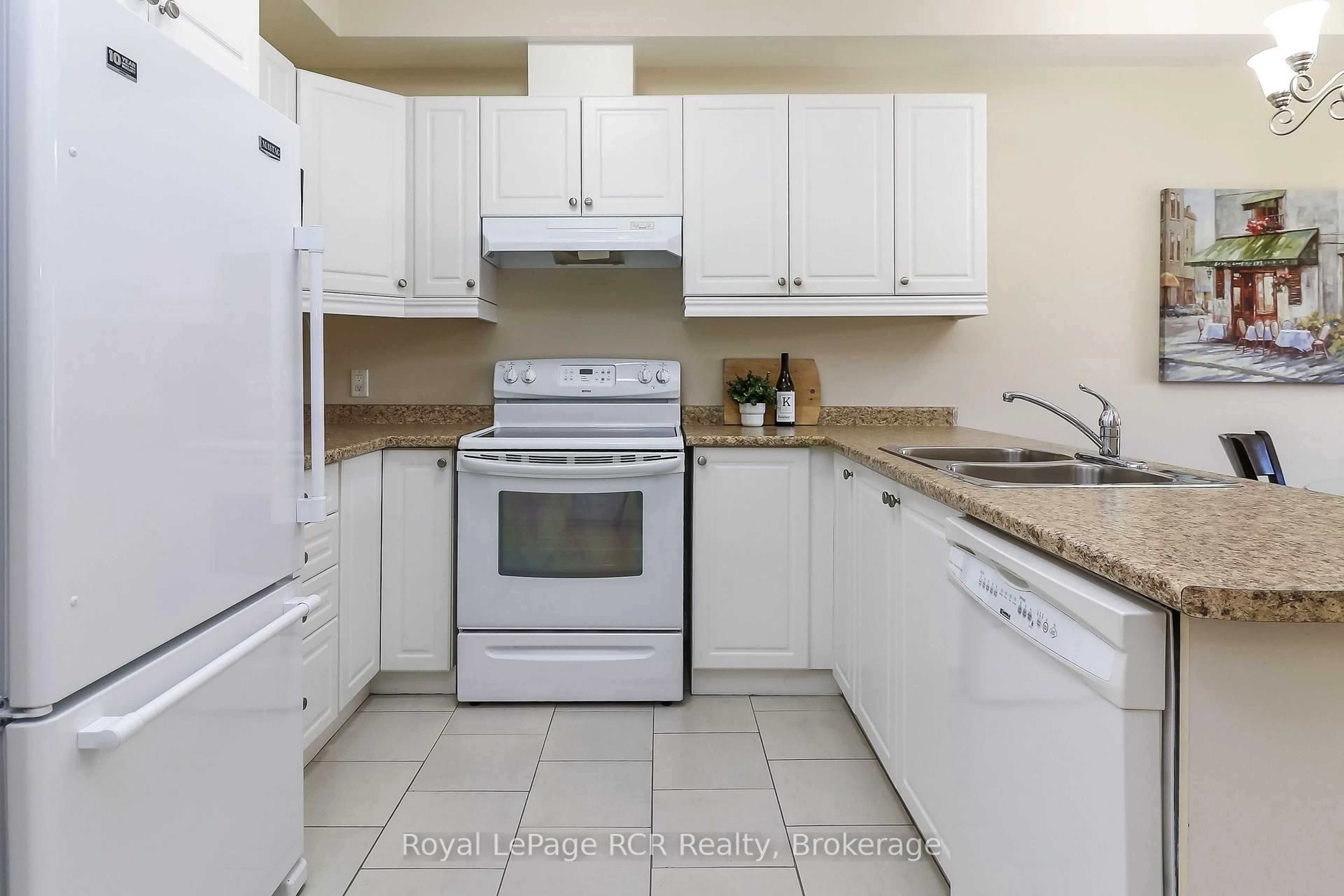 Standard kitchen, ceramic/tile floor for 91 RAGLAN St #215, Collingwood Ontario L9Y 0B2