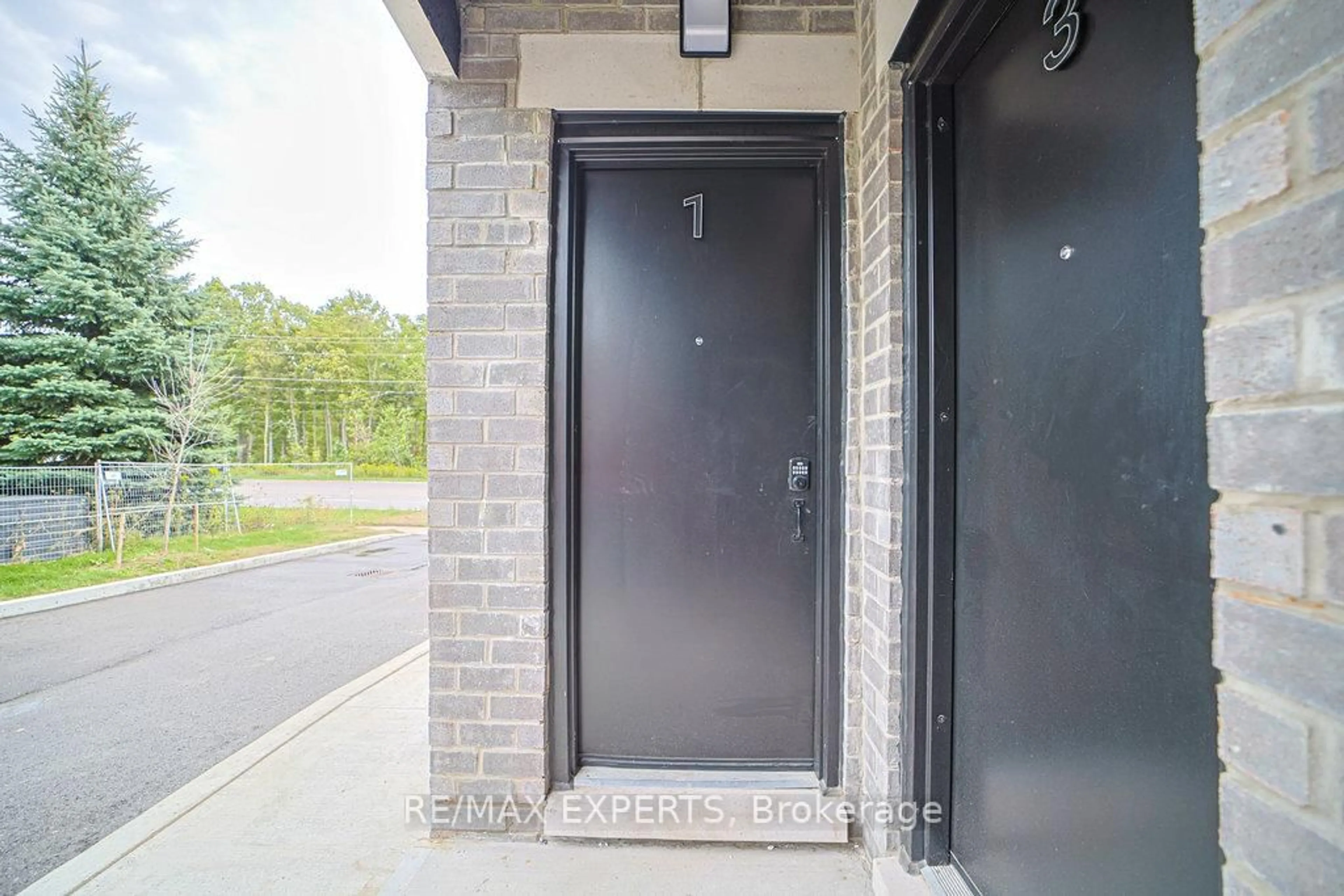 Indoor entryway for 426 Veterans Dr, Barrie Ontario L4N 9G9