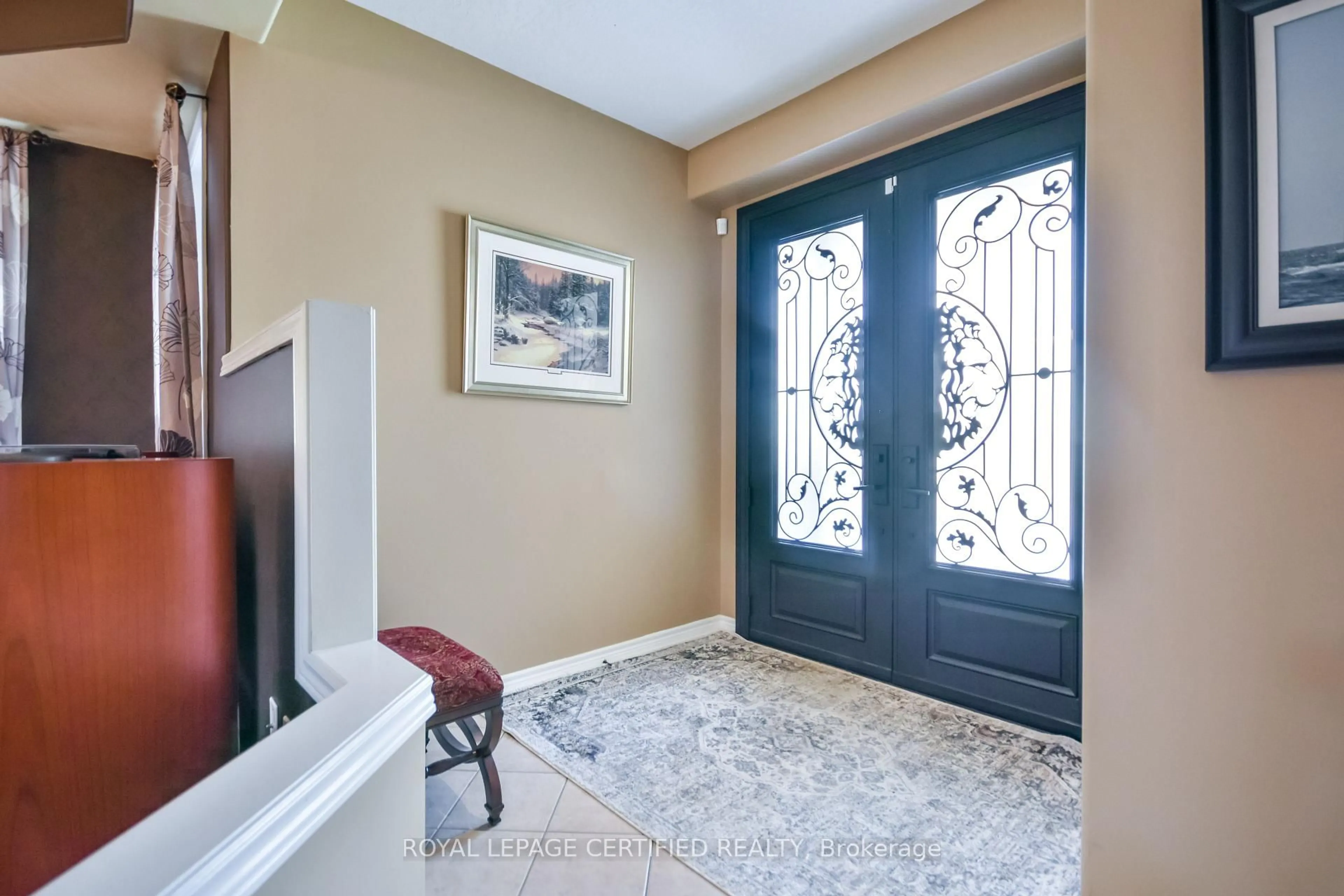 Indoor entryway for 79 Sovereign's Gate, Barrie Ontario L4N 0Y9