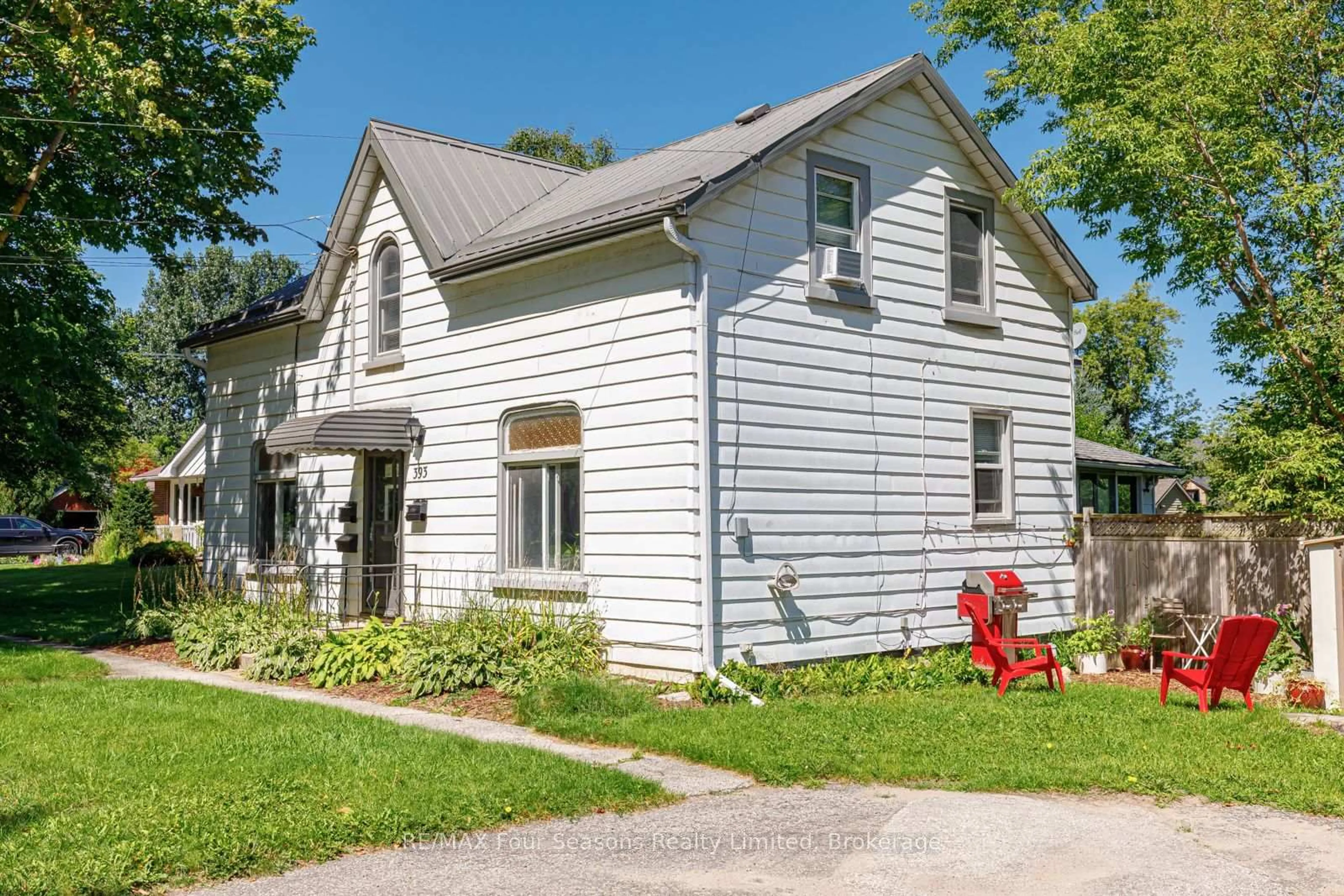 Home with vinyl exterior material, street for 393 Second St, Collingwood Ontario L9Y 1G9