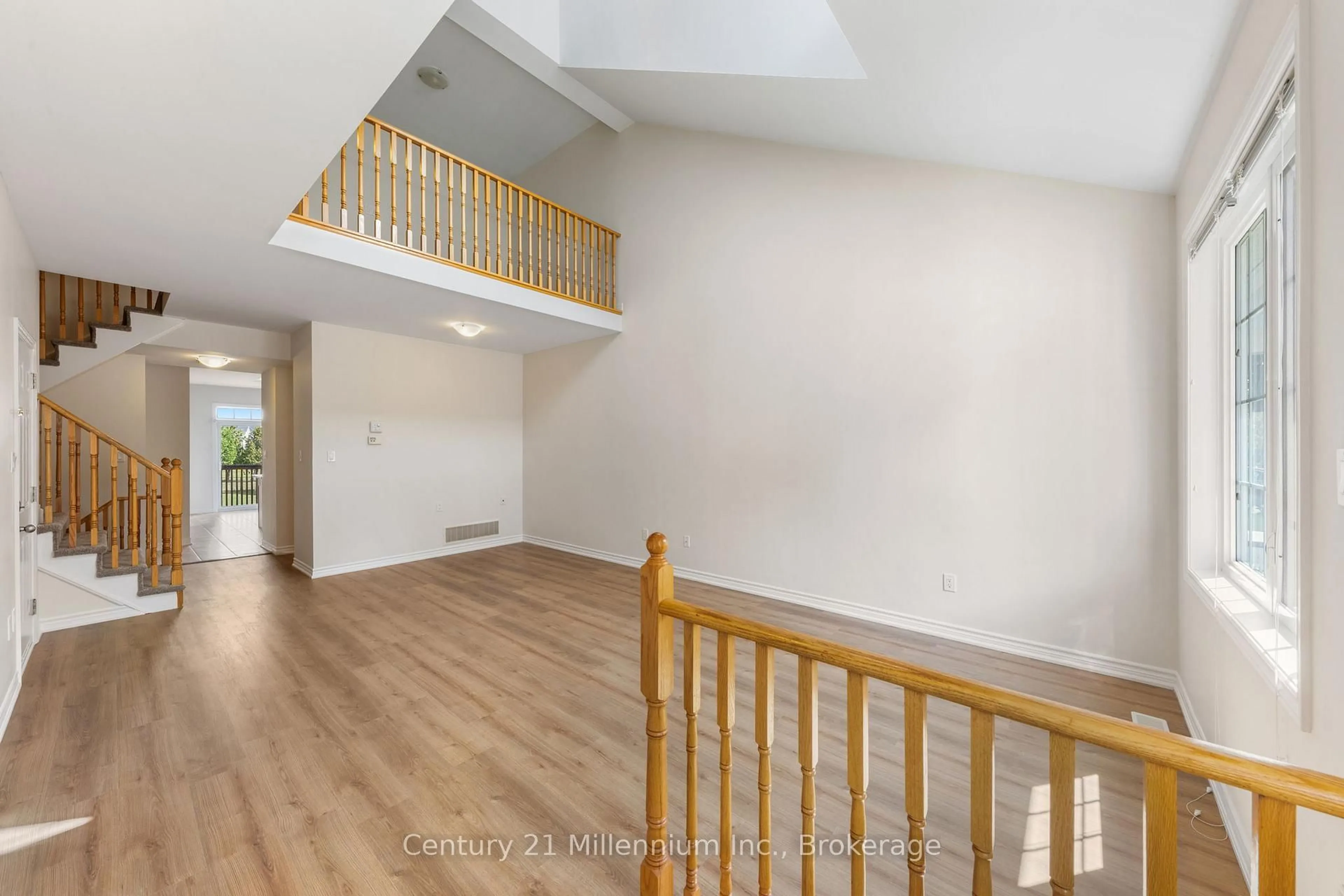 Indoor foyer for 16 BERKSHIRE Ave, Wasaga Beach Ontario L9Z 2X2
