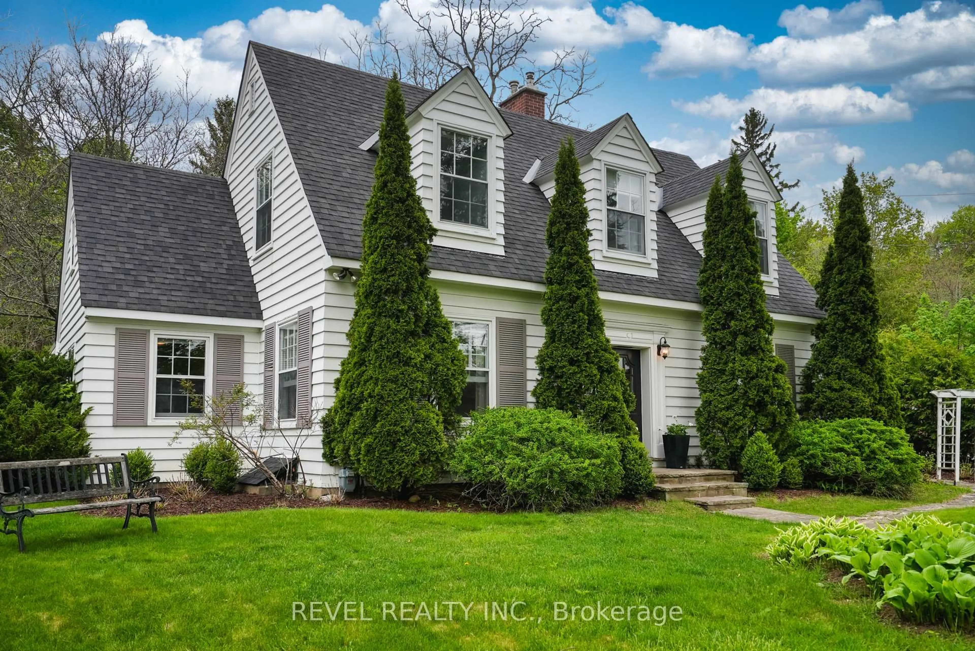 Home with vinyl exterior material, unknown for 102 Blake St, Barrie Ontario L4M 1J9