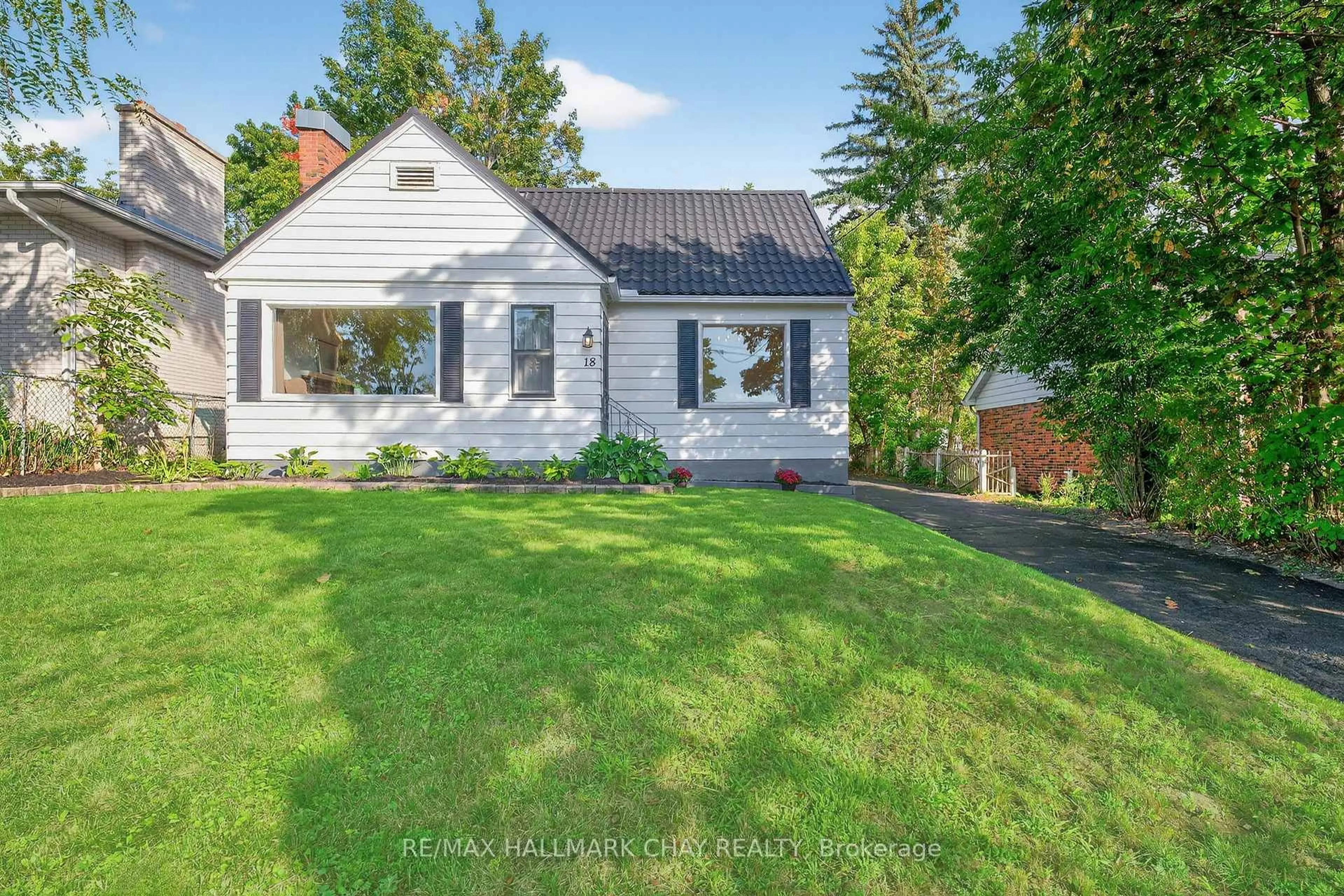 A pic from outside/outdoor area/front of a property/back of a property/a pic from drone, street for 18 North St, Orillia Ontario L3V 2E4