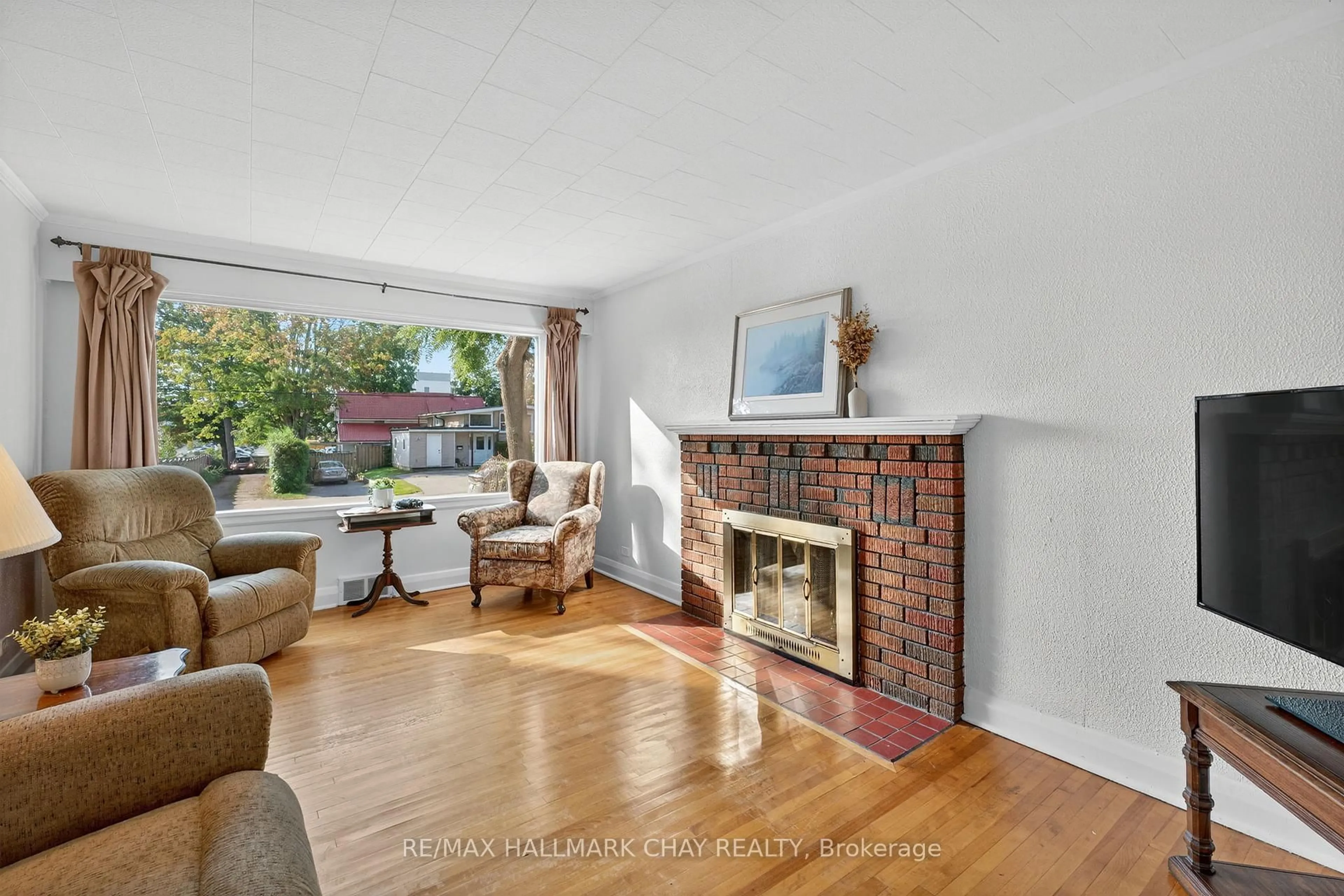 Living room with furniture, unknown for 18 North St, Orillia Ontario L3V 2E4