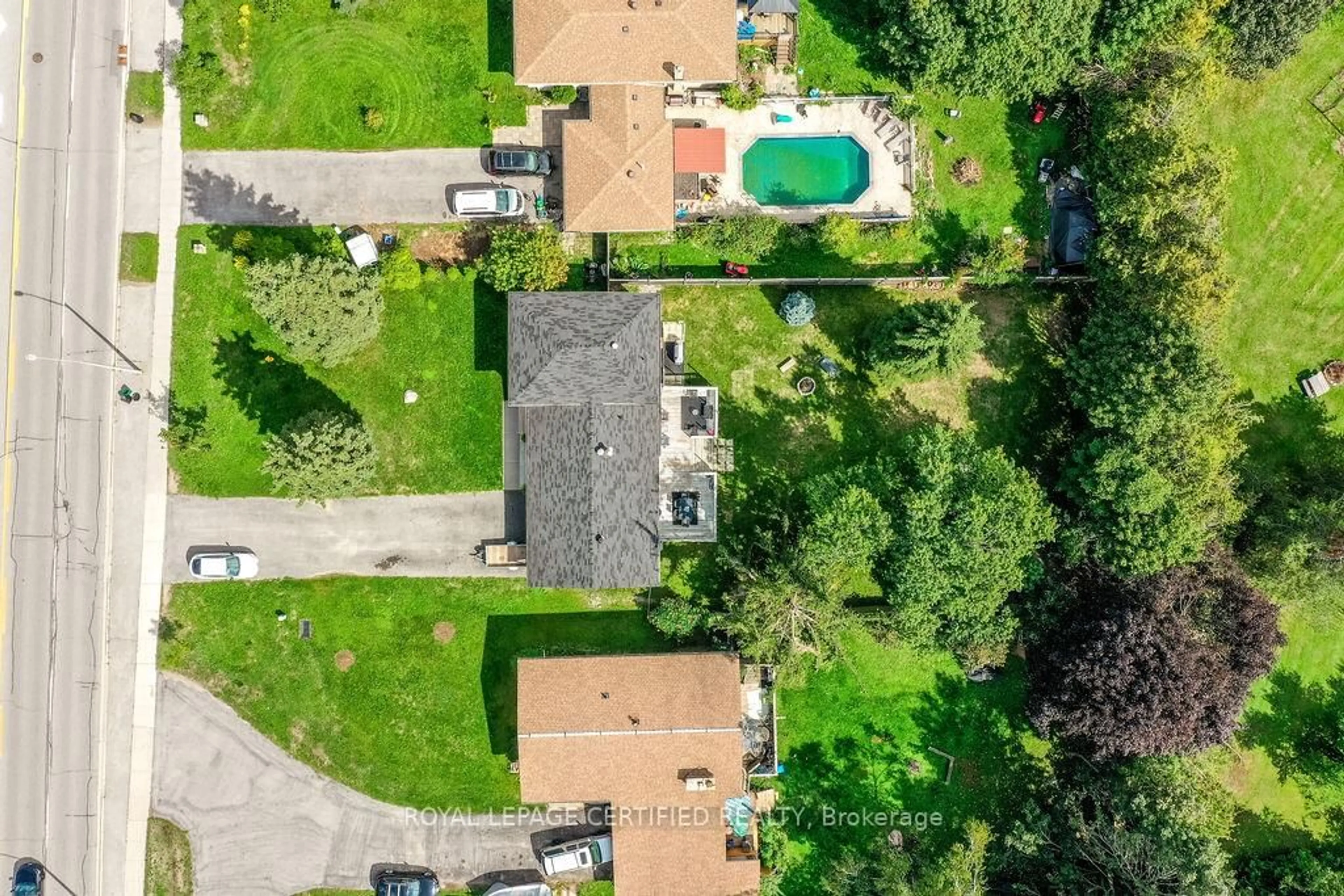 A pic from outside/outdoor area/front of a property/back of a property/a pic from drone, street for 605 Big Bay Point Rd, Barrie Ontario L4N 3Z9