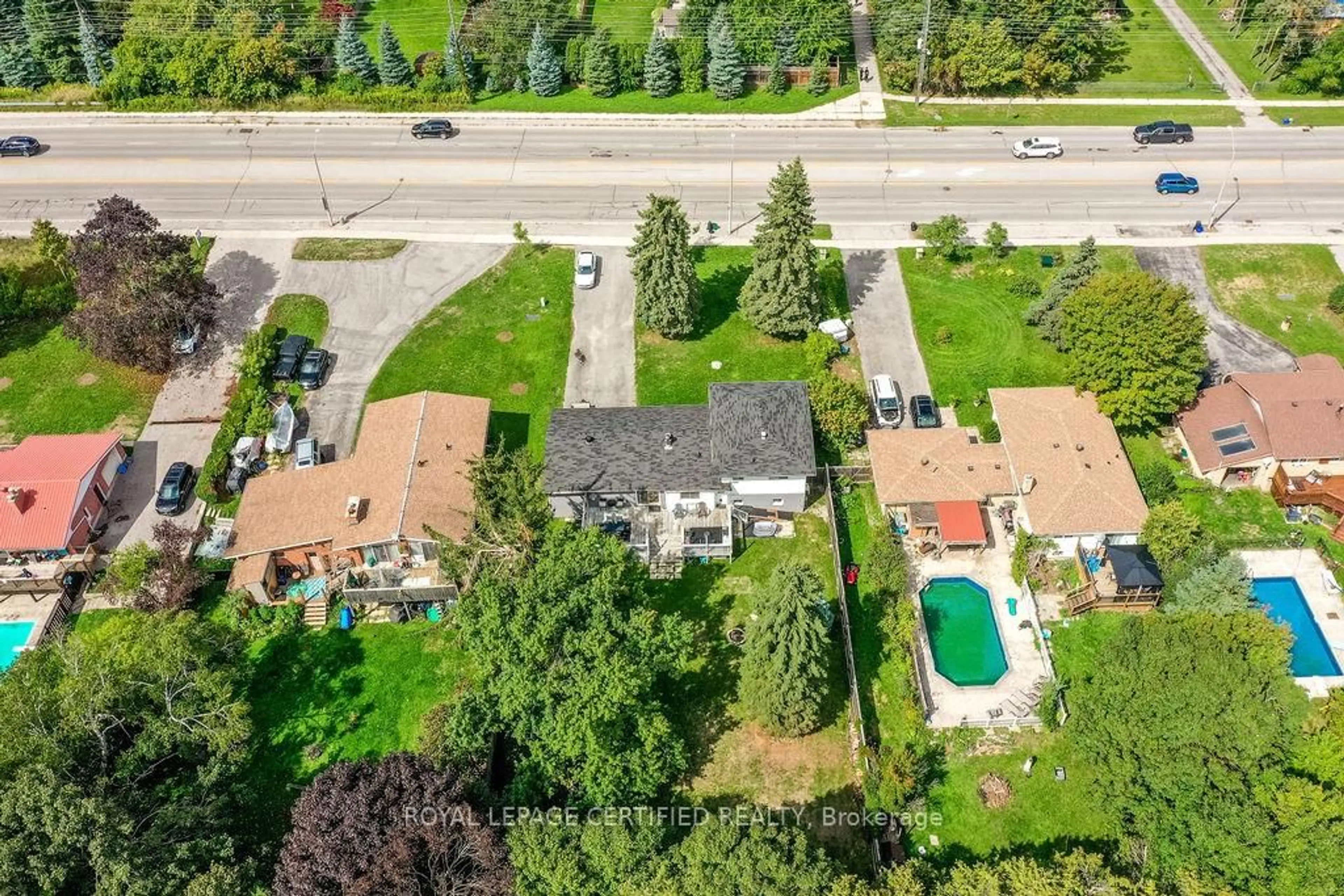 A pic from outside/outdoor area/front of a property/back of a property/a pic from drone, street for 605 Big Bay Point Rd, Barrie Ontario L4N 3Z9