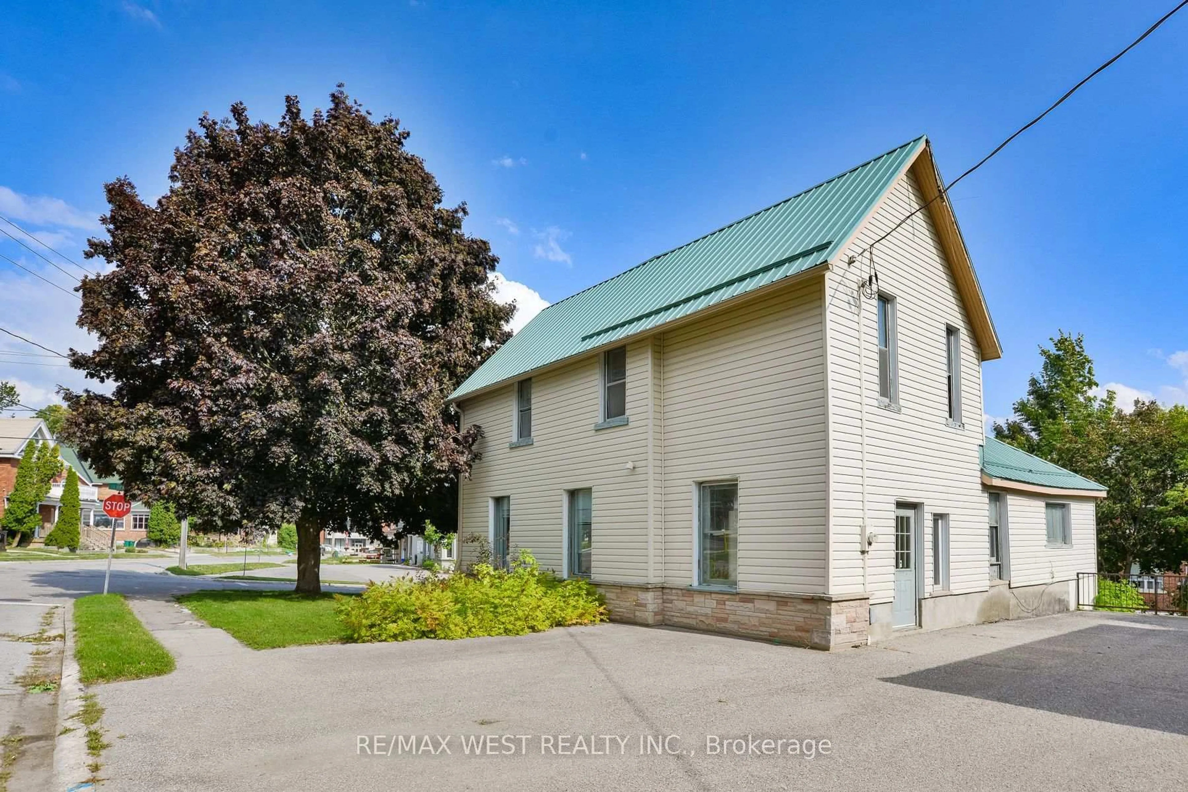A pic from outside/outdoor area/front of a property/back of a property/a pic from drone, building for 29 Albert St, Orillia Ontario L3V 5J9