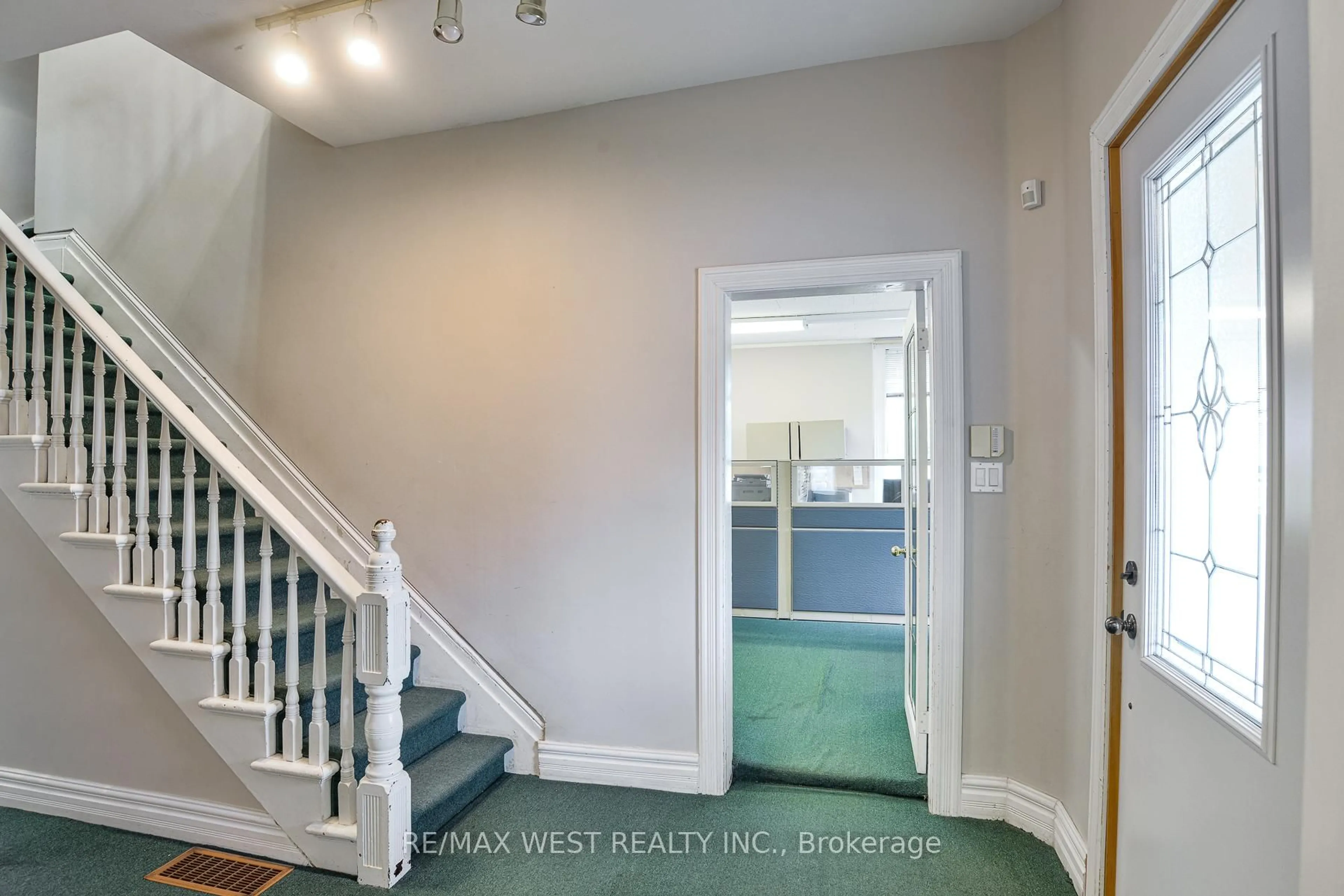 Indoor entryway for 29 Albert St, Orillia Ontario L3V 5J9