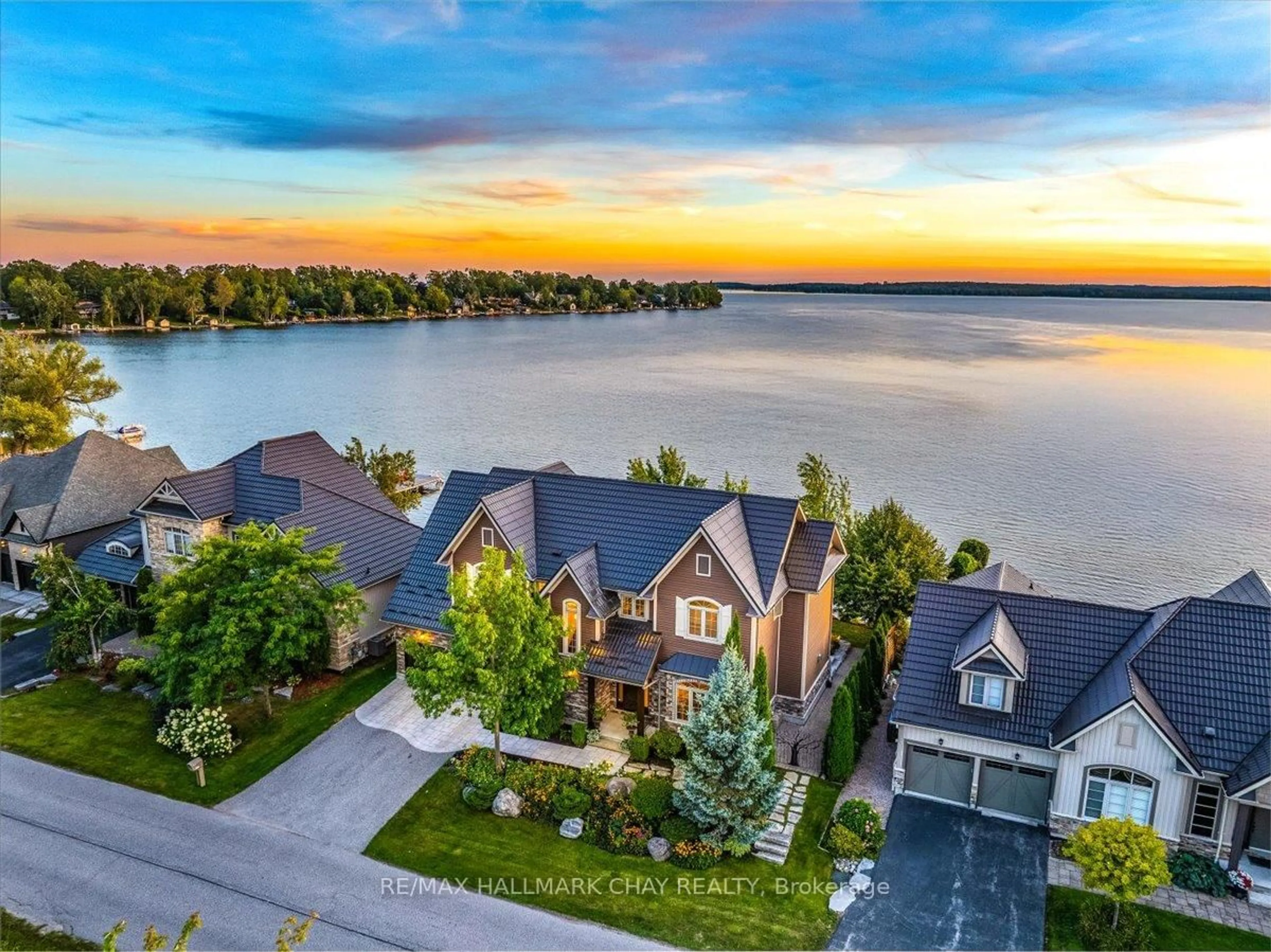 A pic from outside/outdoor area/front of a property/back of a property/a pic from drone, water/lake/river/ocean view for 147 Victoria Cres, Orillia Ontario L3V 0J5