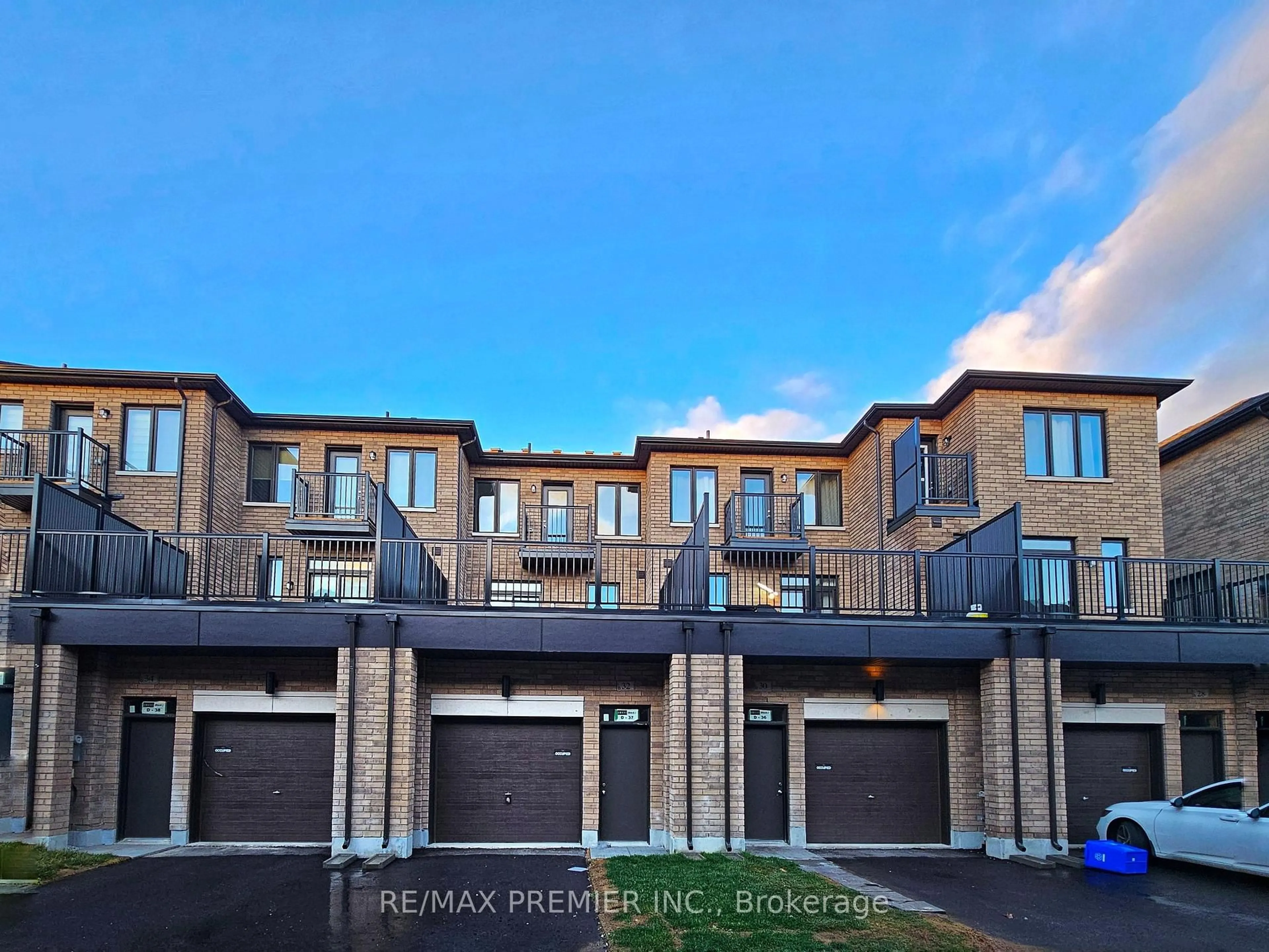 A pic from outside/outdoor area/front of a property/back of a property/a pic from drone, unknown for 38 Cherry Hill Lane, Barrie Ontario L4N 6K7