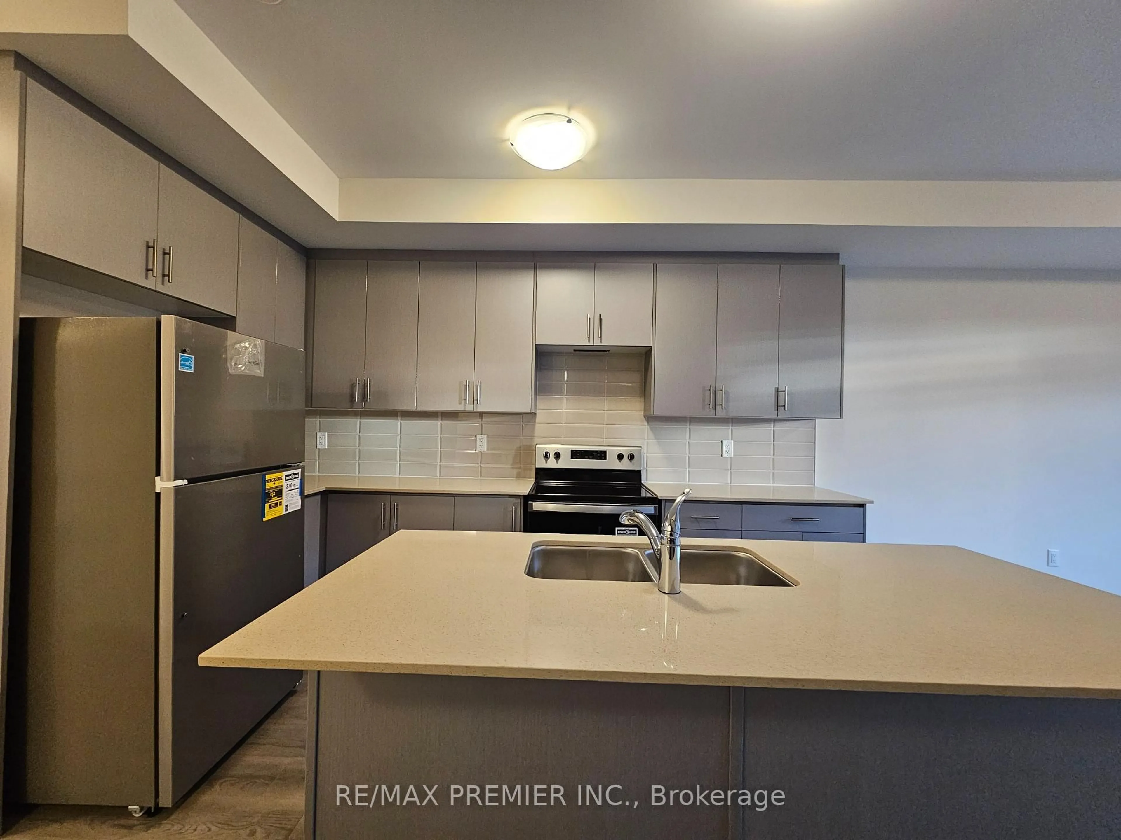Standard kitchen, unknown for 38 Cherry Hill Lane, Barrie Ontario L4N 6K7