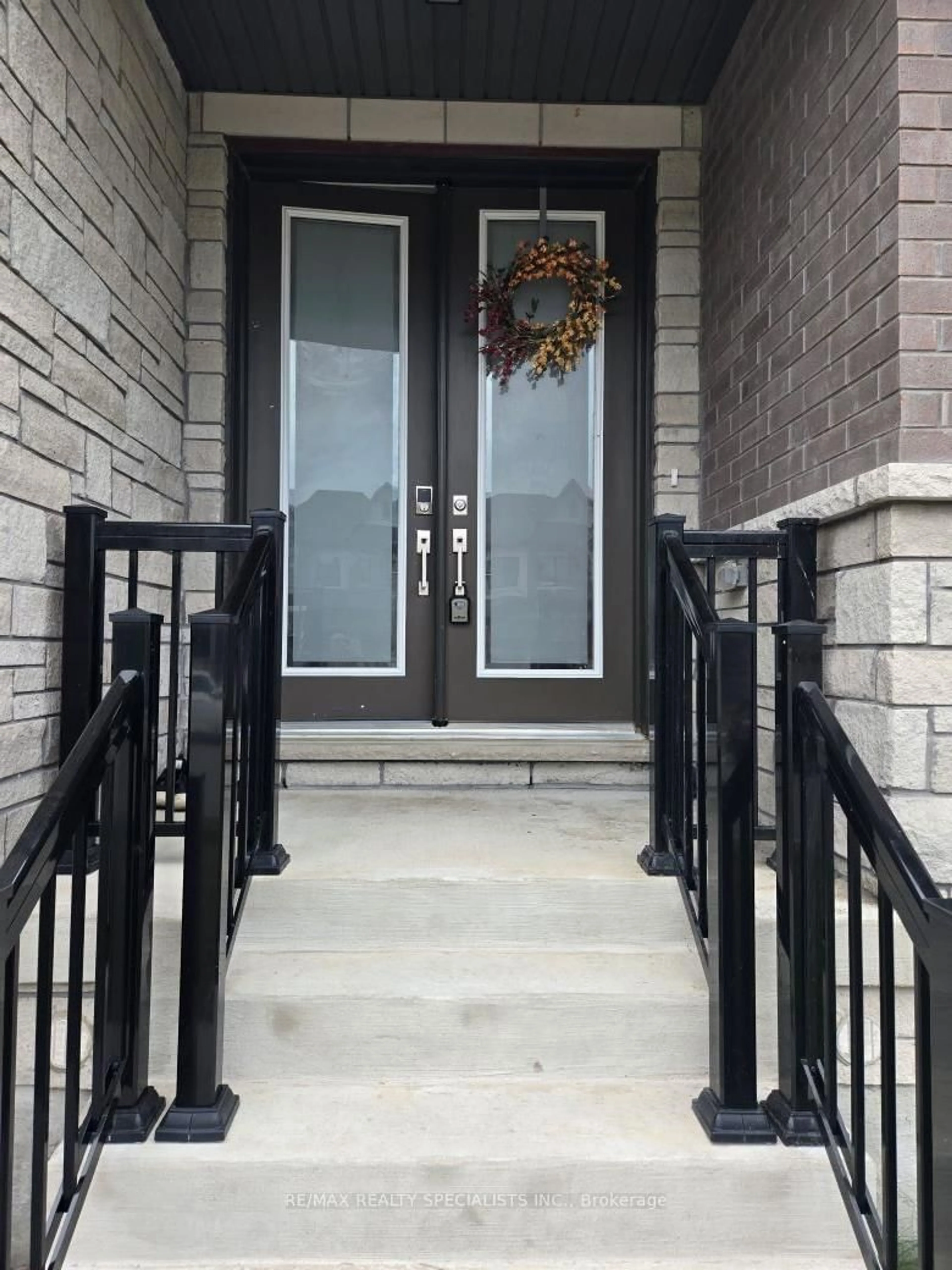 Indoor entryway for 2 Periwinkle Rd, Springwater Ontario L9X 2E2