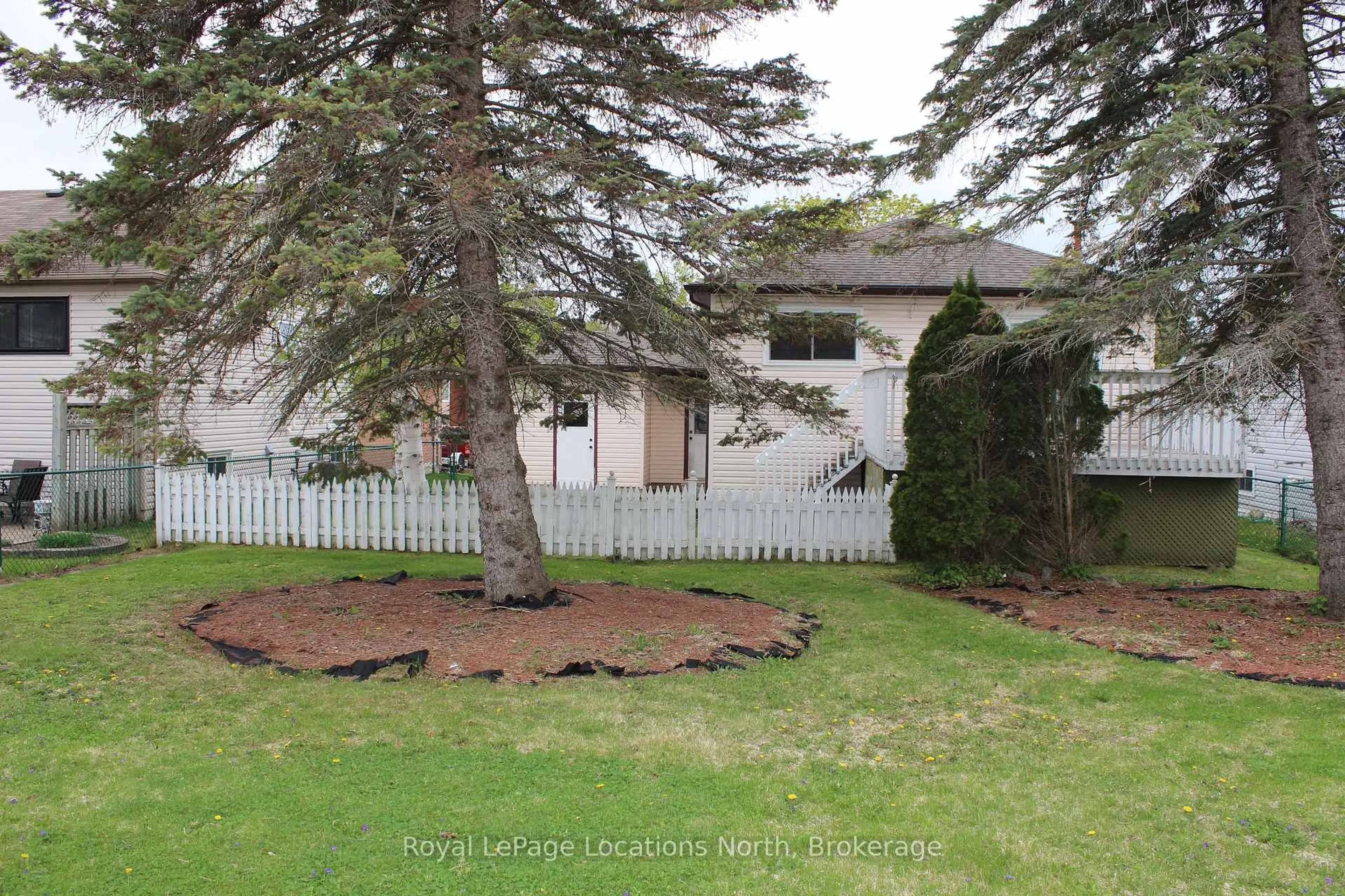 A pic from outside/outdoor area/front of a property/back of a property/a pic from drone, street for 21 Langevin Dr, Wasaga Beach Ontario L9Z 1C6