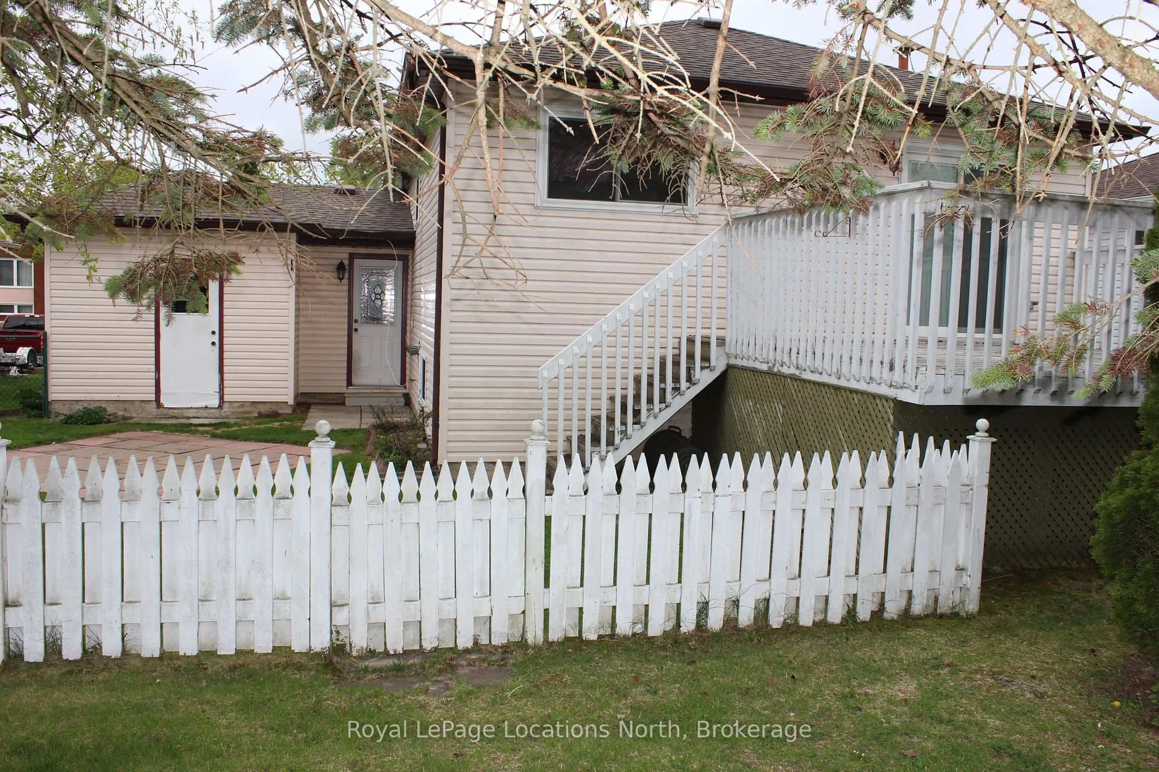 A pic from outside/outdoor area/front of a property/back of a property/a pic from drone, street for 21 Langevin Dr, Wasaga Beach Ontario L9Z 1C6