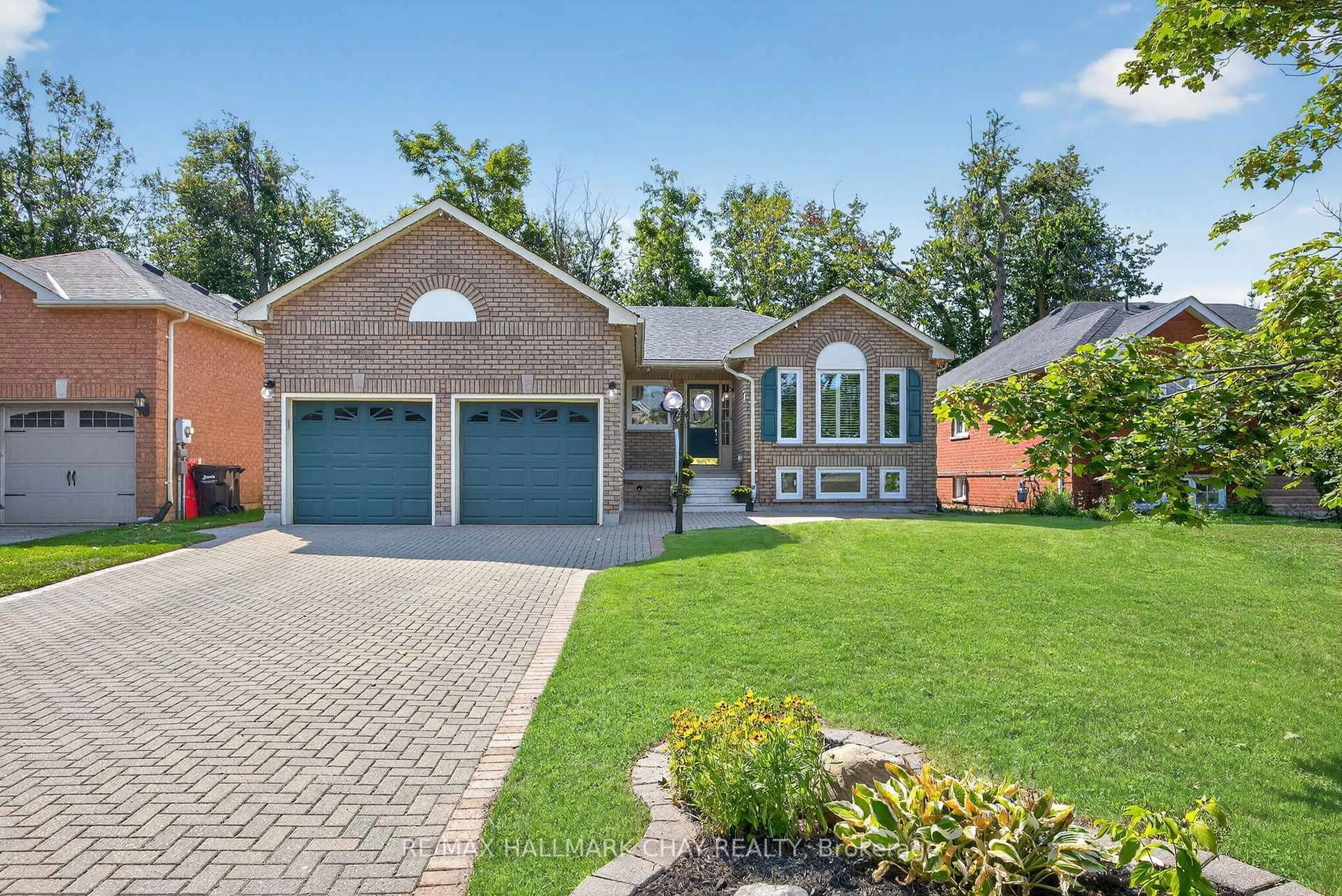 Home with brick exterior material, street for 107 Brown St, Barrie Ontario L4N 7V6
