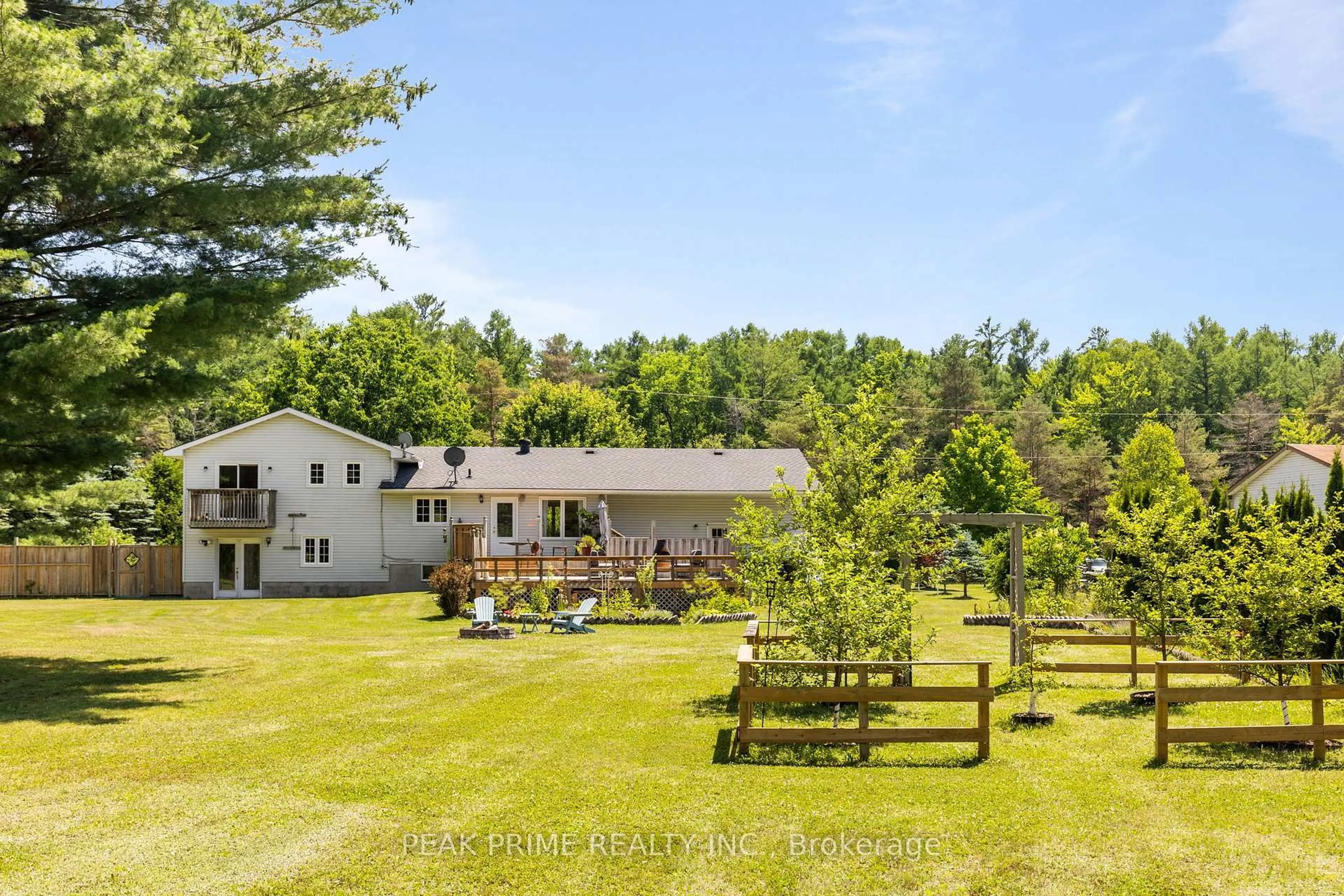 A pic from outside/outdoor area/front of a property/back of a property/a pic from drone, unknown for 5502 SUNNIDALE TOSORONTIO TOWNLINE, Clearview Ontario L0M 1N0
