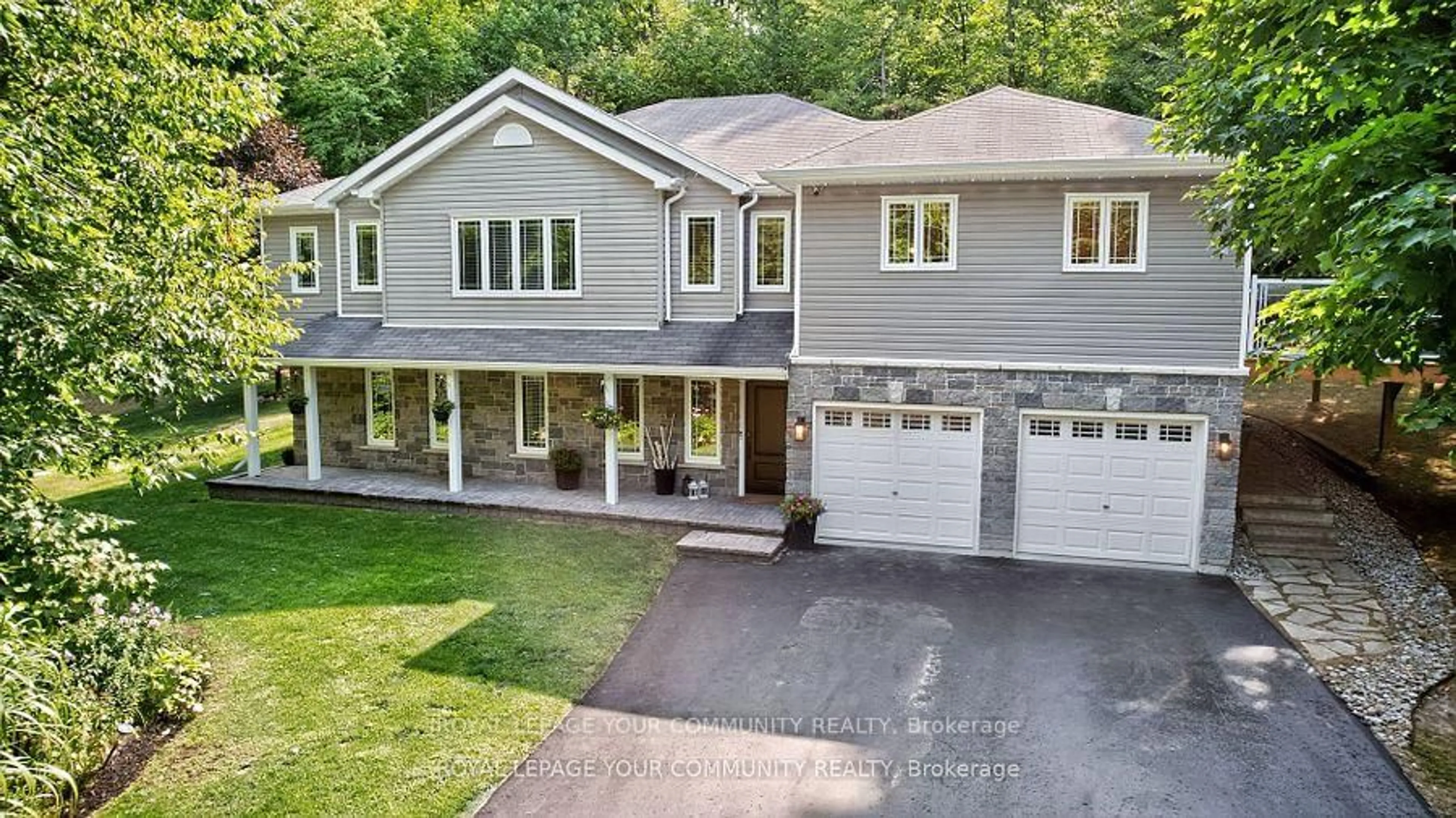 A pic from outside/outdoor area/front of a property/back of a property/a pic from drone, street for 135 Huronwoods Dr, Oro-Medonte Ontario L0K 1E0