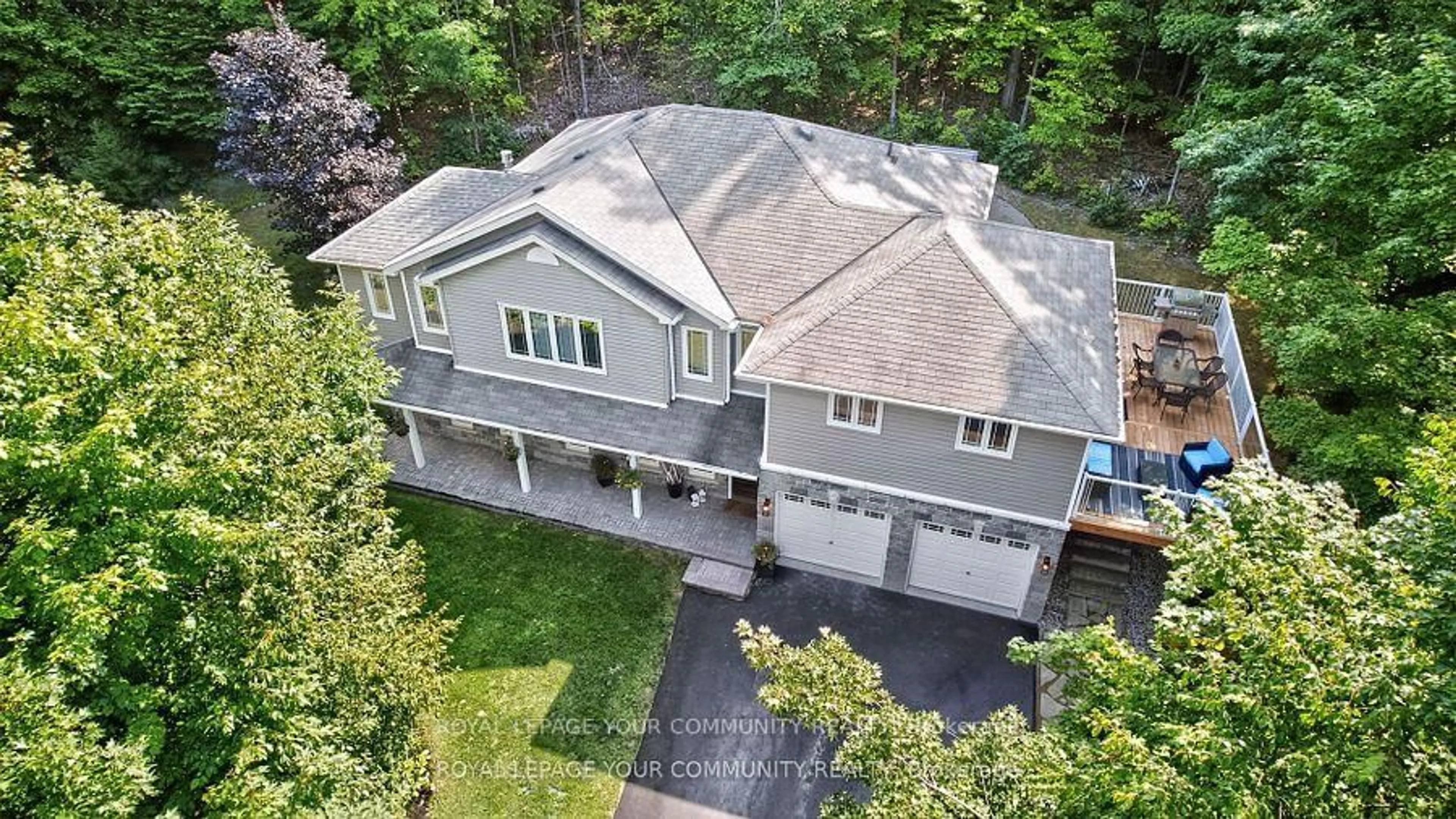 A pic from outside/outdoor area/front of a property/back of a property/a pic from drone, building for 135 Huronwoods Dr, Oro-Medonte Ontario L0K 1E0