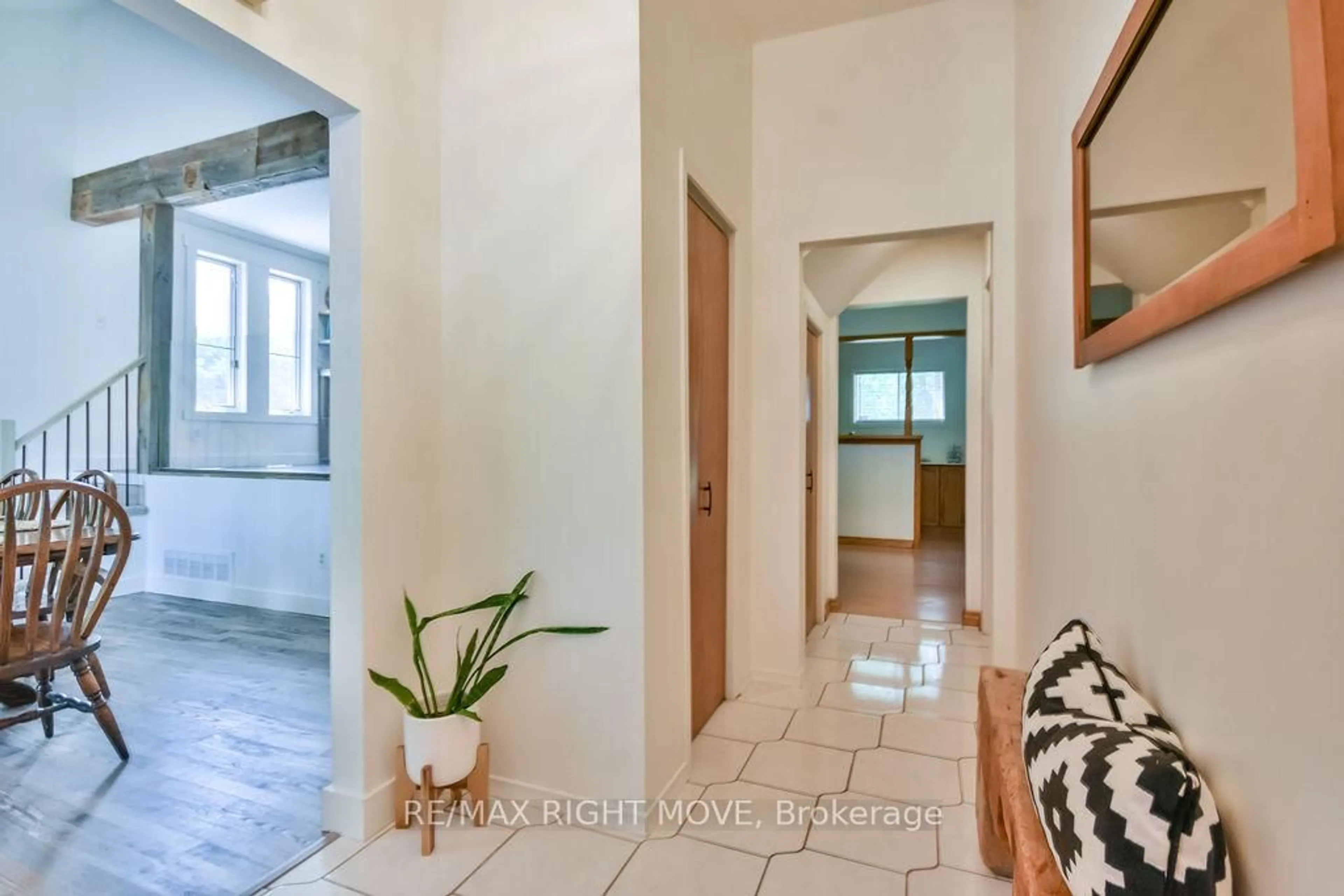 Indoor foyer for 4278 WILSON POINT Rd, Severn Ontario L3V 7E1