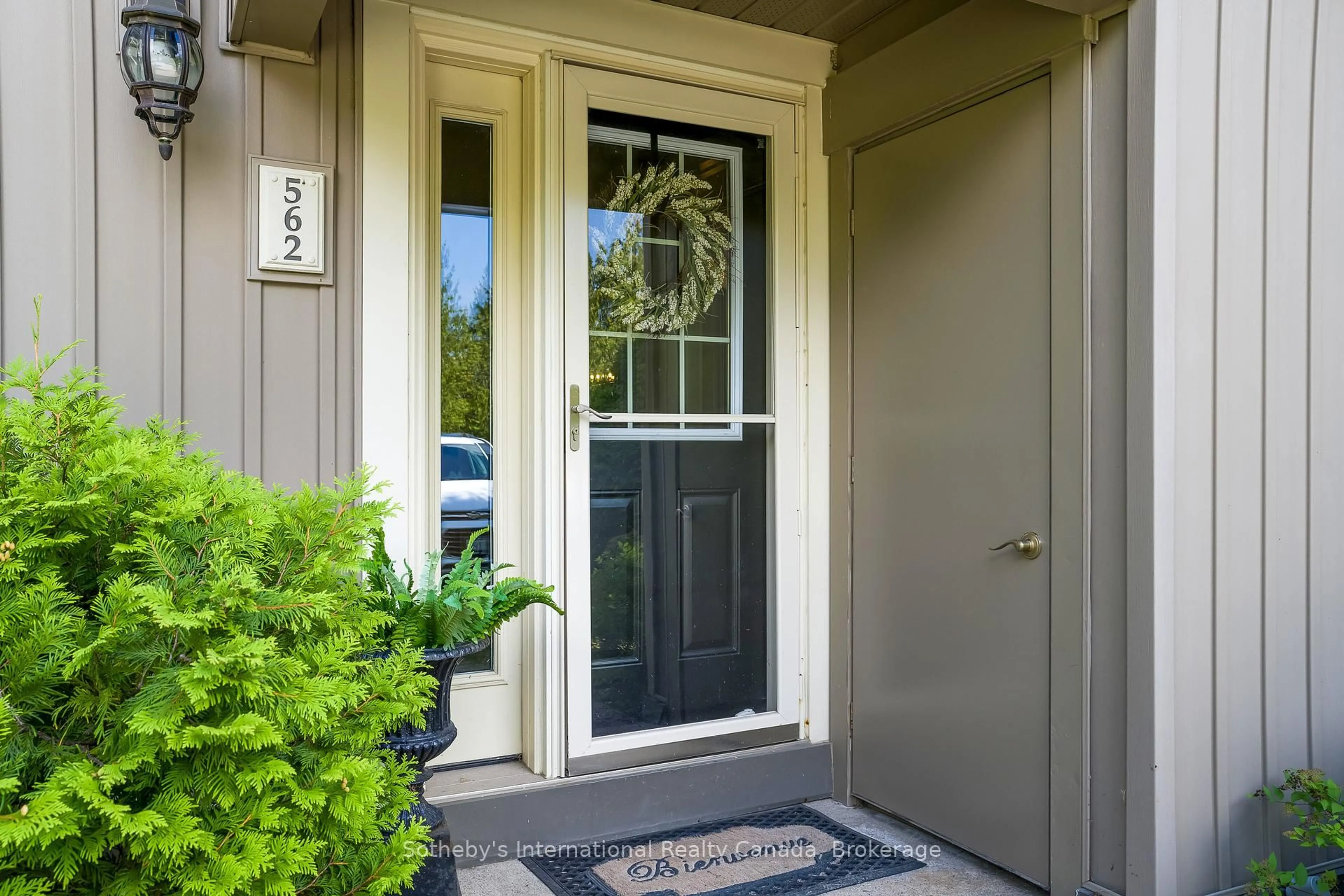 Indoor entryway for 562 Oxbow Cres, Collingwood Ontario L9Y 5B4