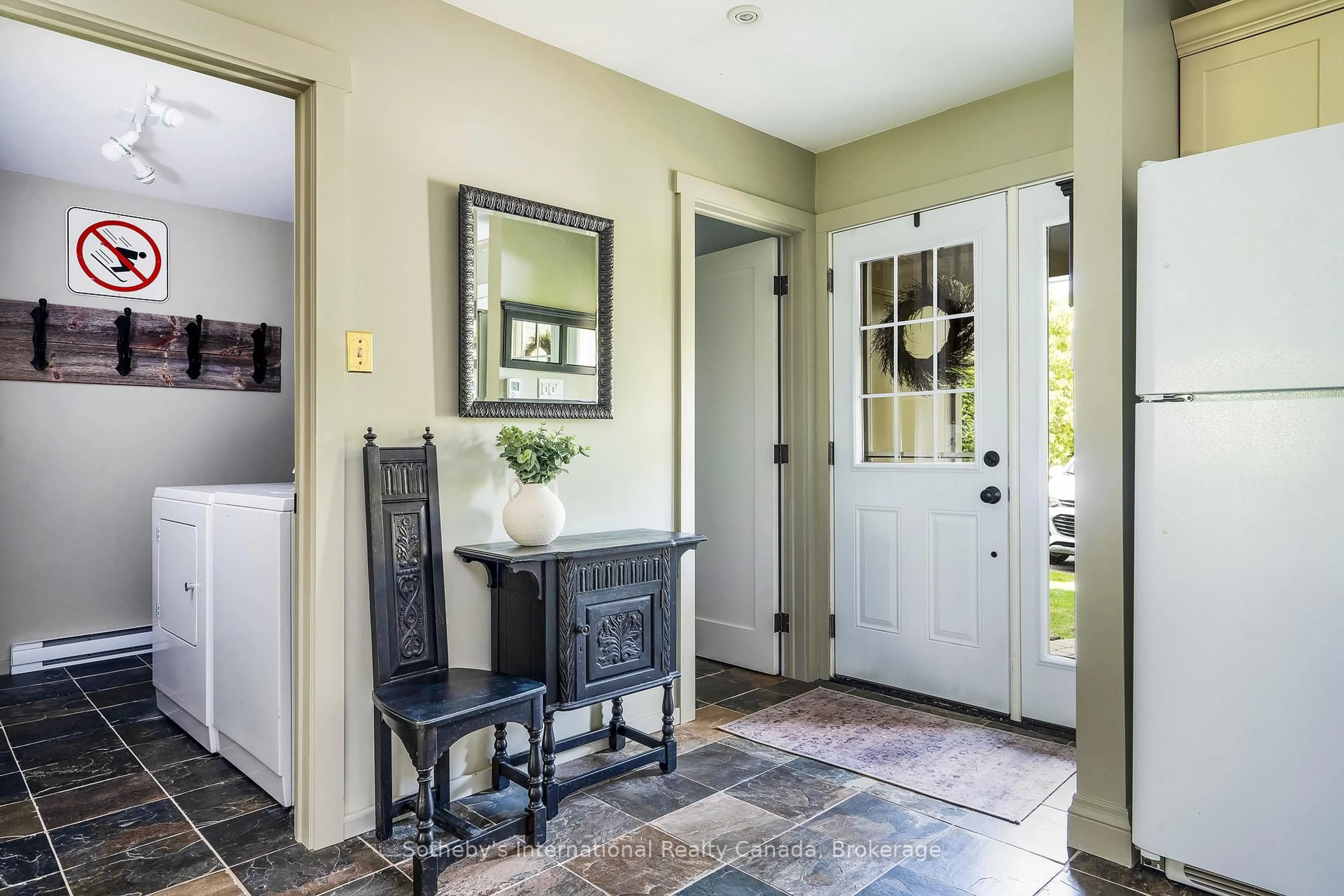 Indoor entryway for 562 Oxbow Cres, Collingwood Ontario L9Y 5B4