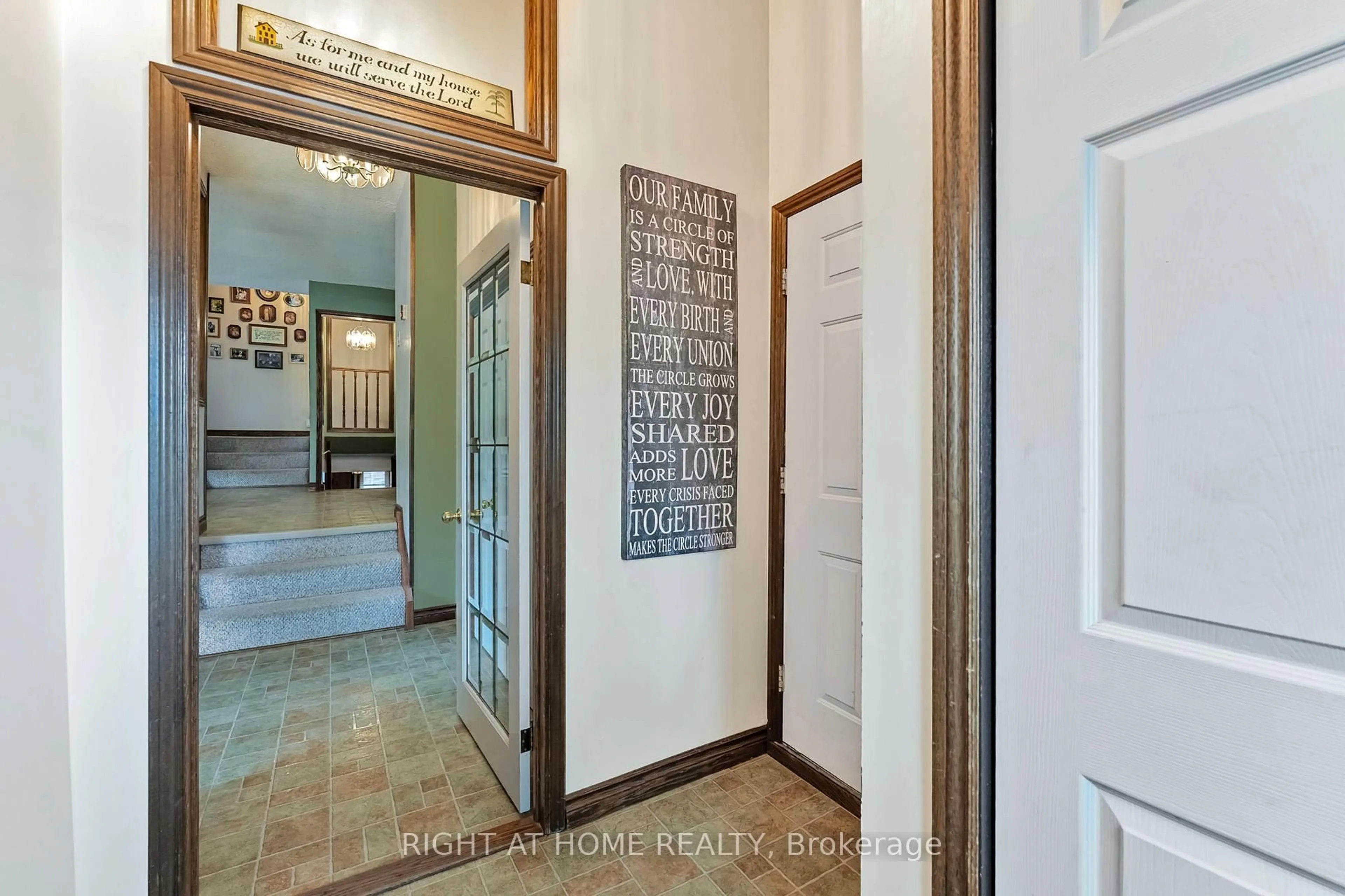 Indoor entryway for 3500 Baldwick Lane, Springwater Ontario L0M 1T2