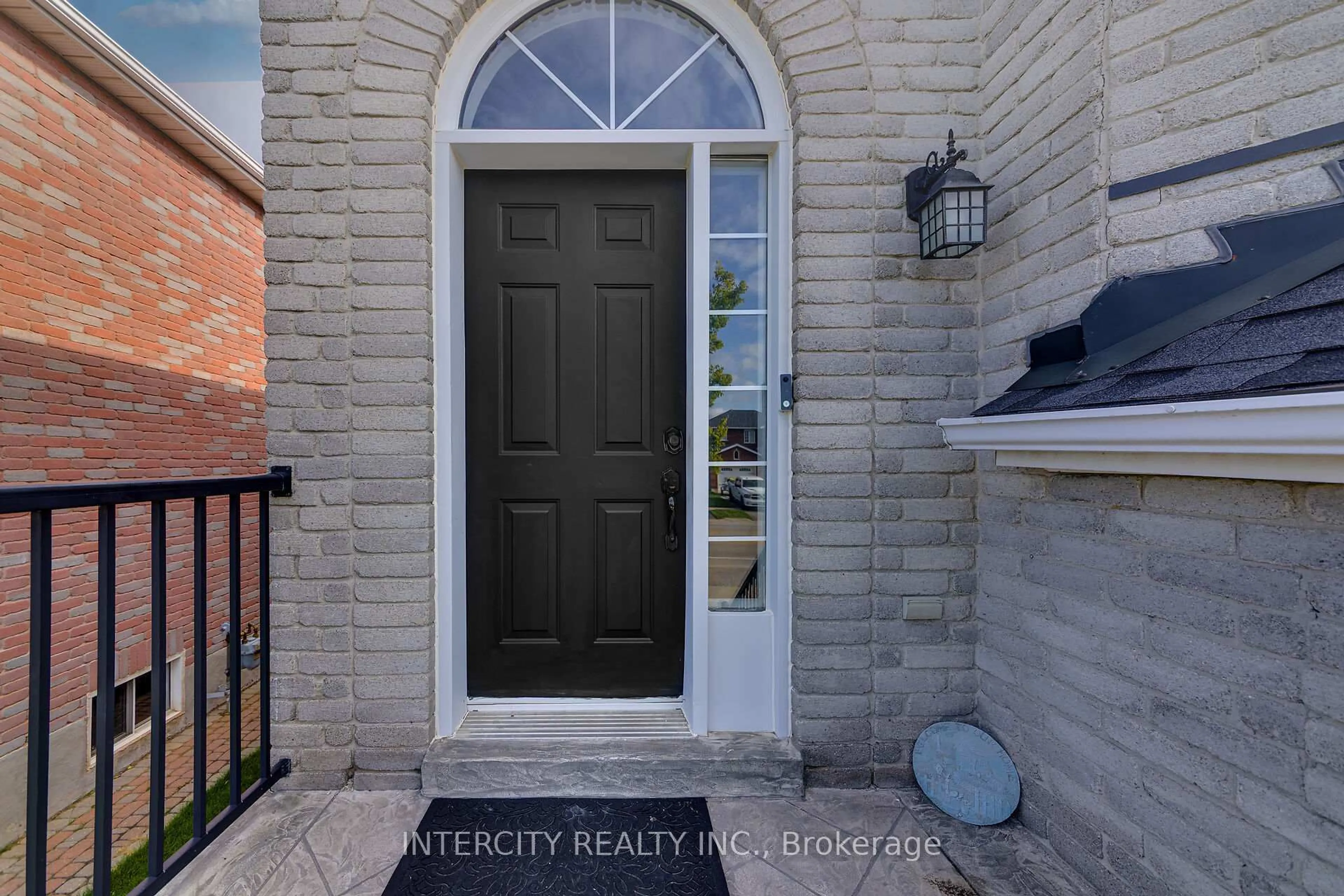 Indoor entryway for 132 Dean Ave, Barrie Ontario L4N 0V6