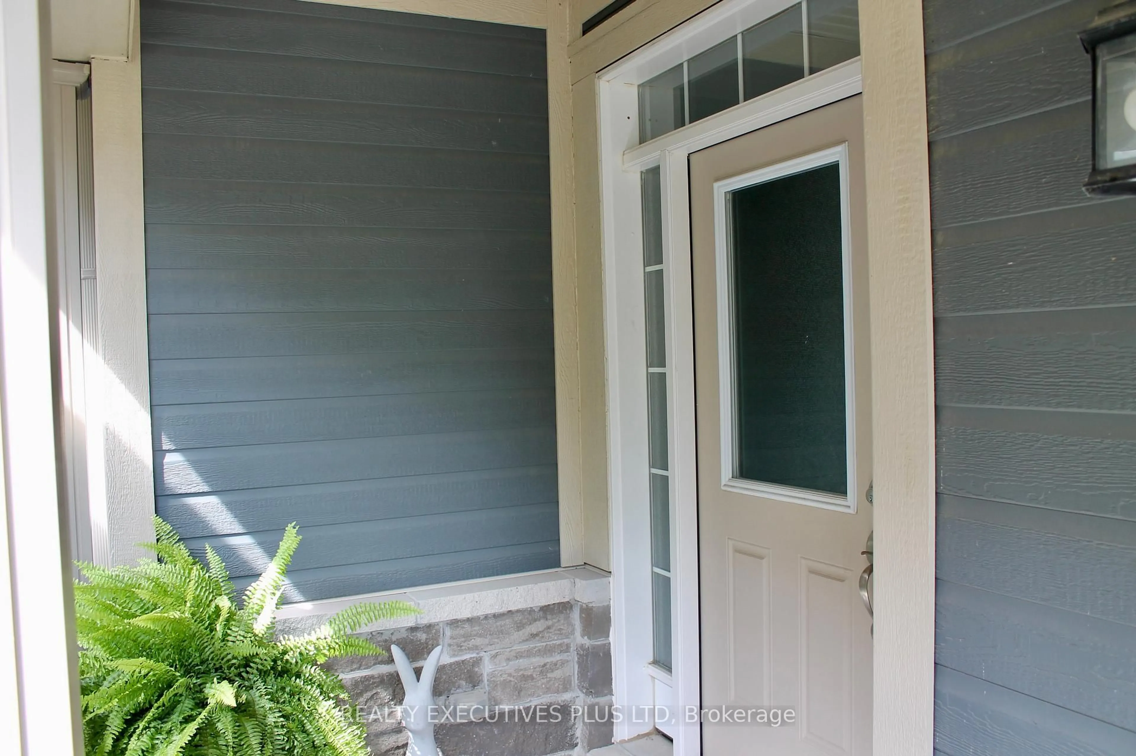 Indoor entryway for 77 Kari Cres, Collingwood Ontario L9Y 0Z7