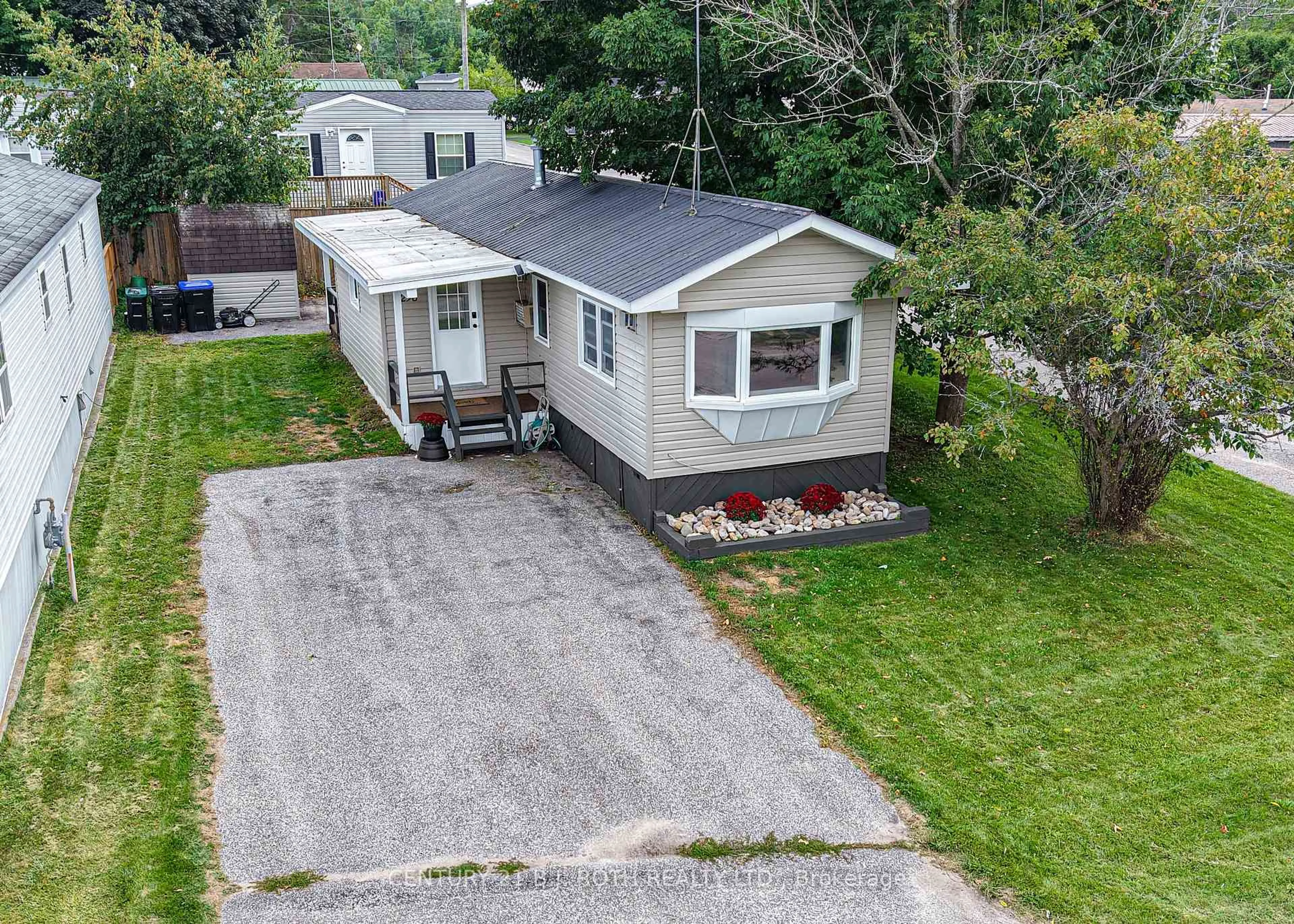A pic from outside/outdoor area/front of a property/back of a property/a pic from drone, street for 1296 Madison St, Severn Ontario L3V 0V1