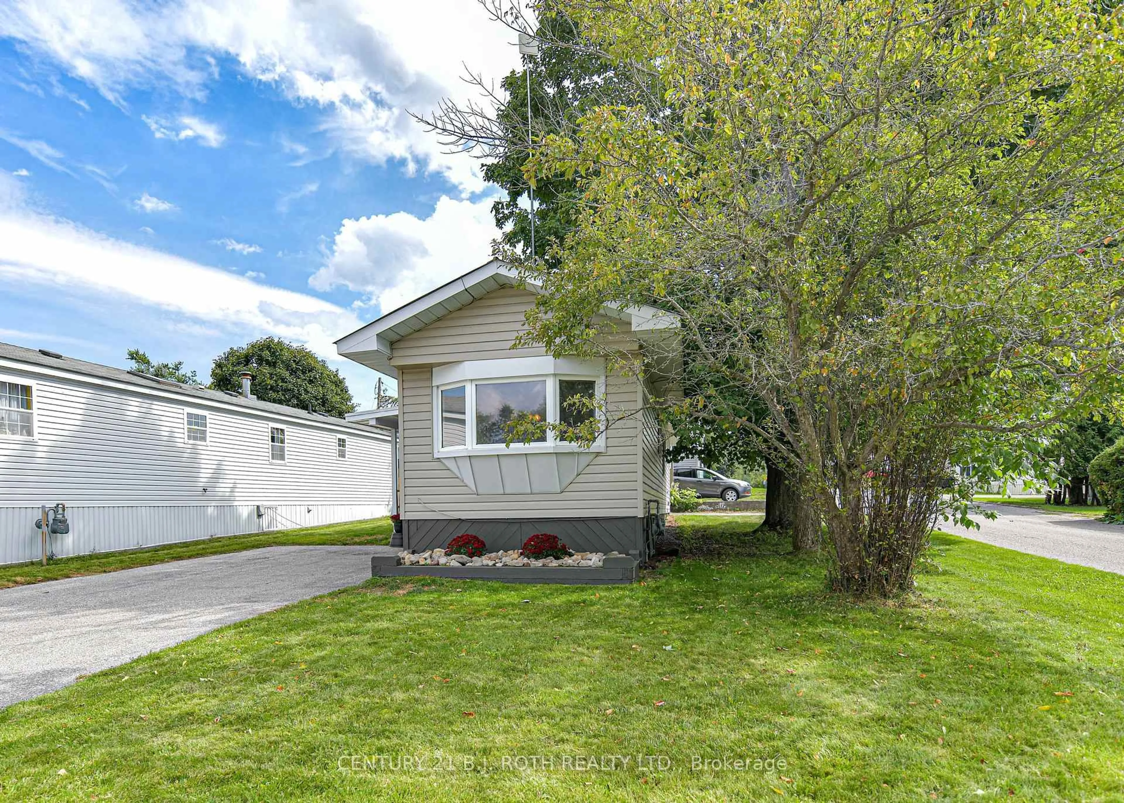 Home with vinyl exterior material, street for 1296 Madison St, Severn Ontario L3V 0V1