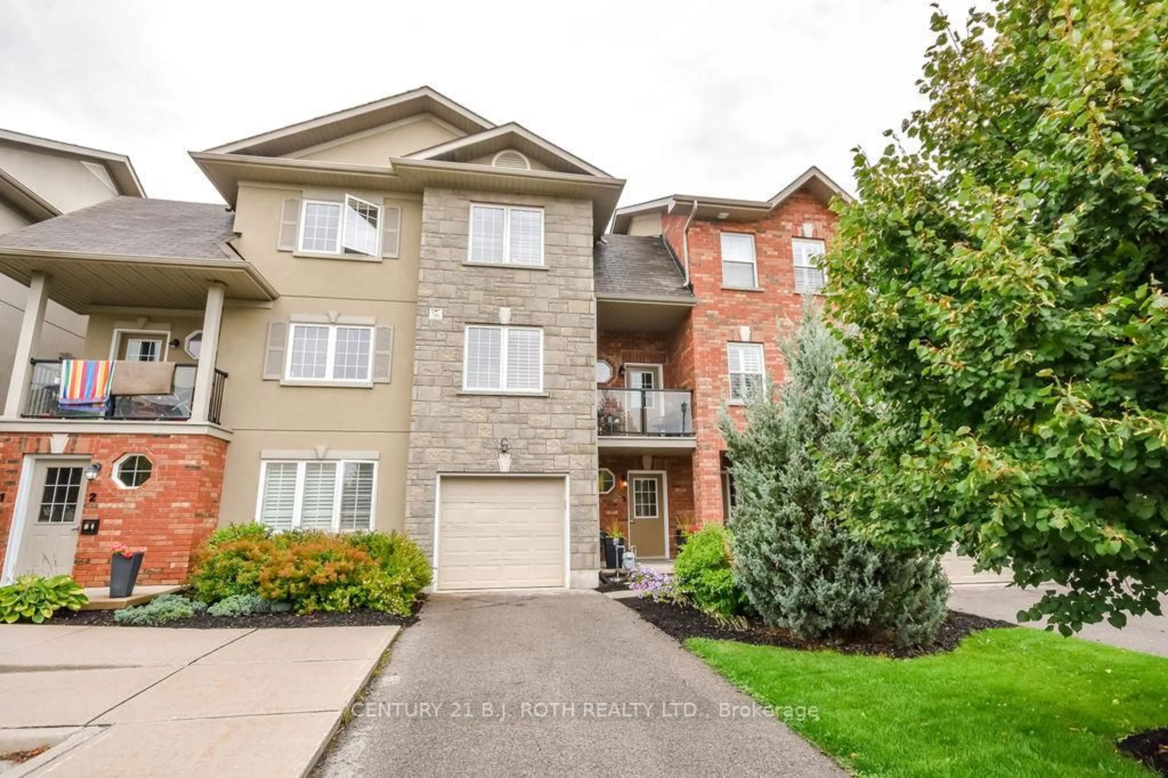 Home with brick exterior material, street for 49 Ferndale Dr #3, Barrie Ontario L4N 5W9