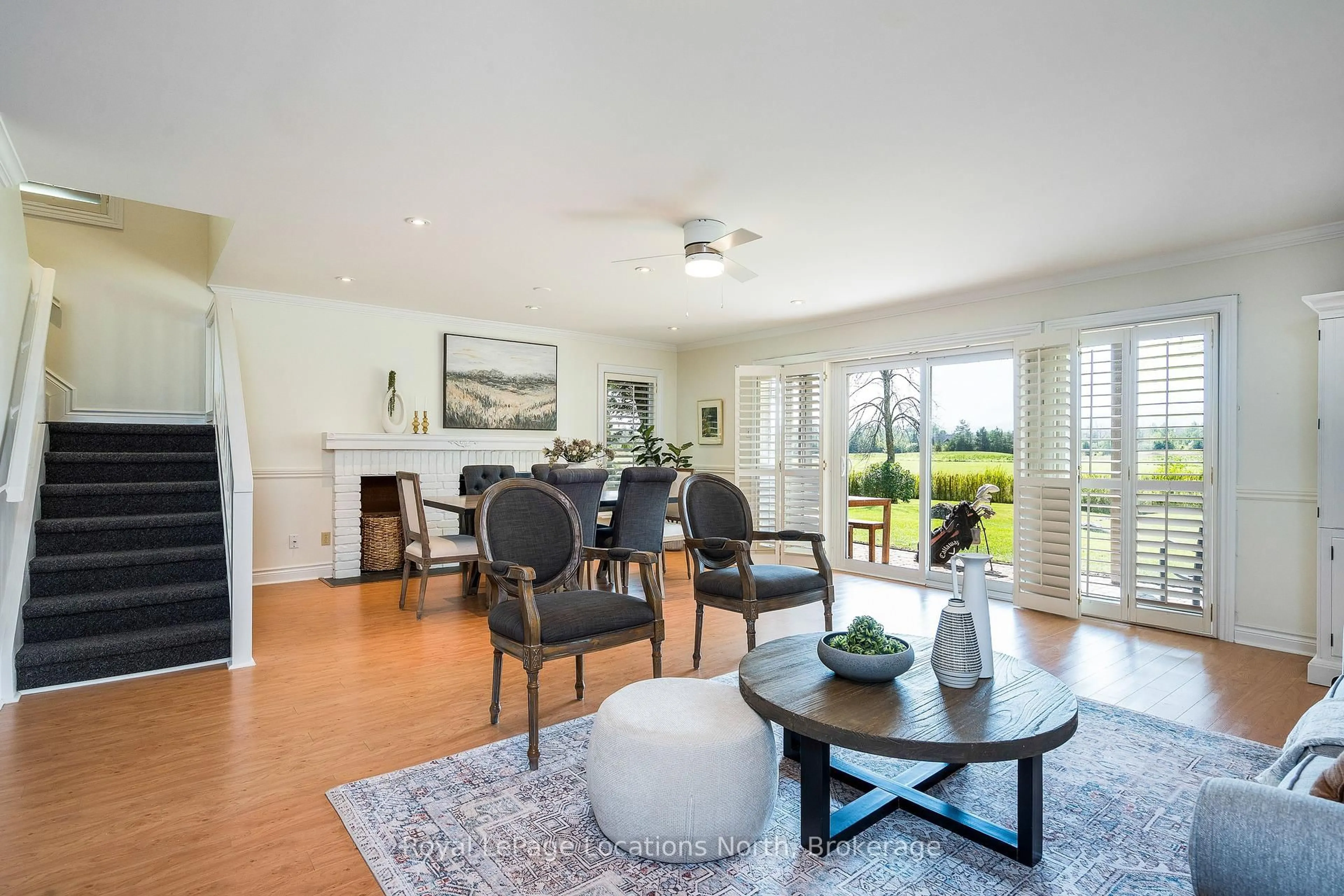 Living room with furniture, wood/laminate floor for 572 Oxbow Cres, Collingwood Ontario L9Y 5B4