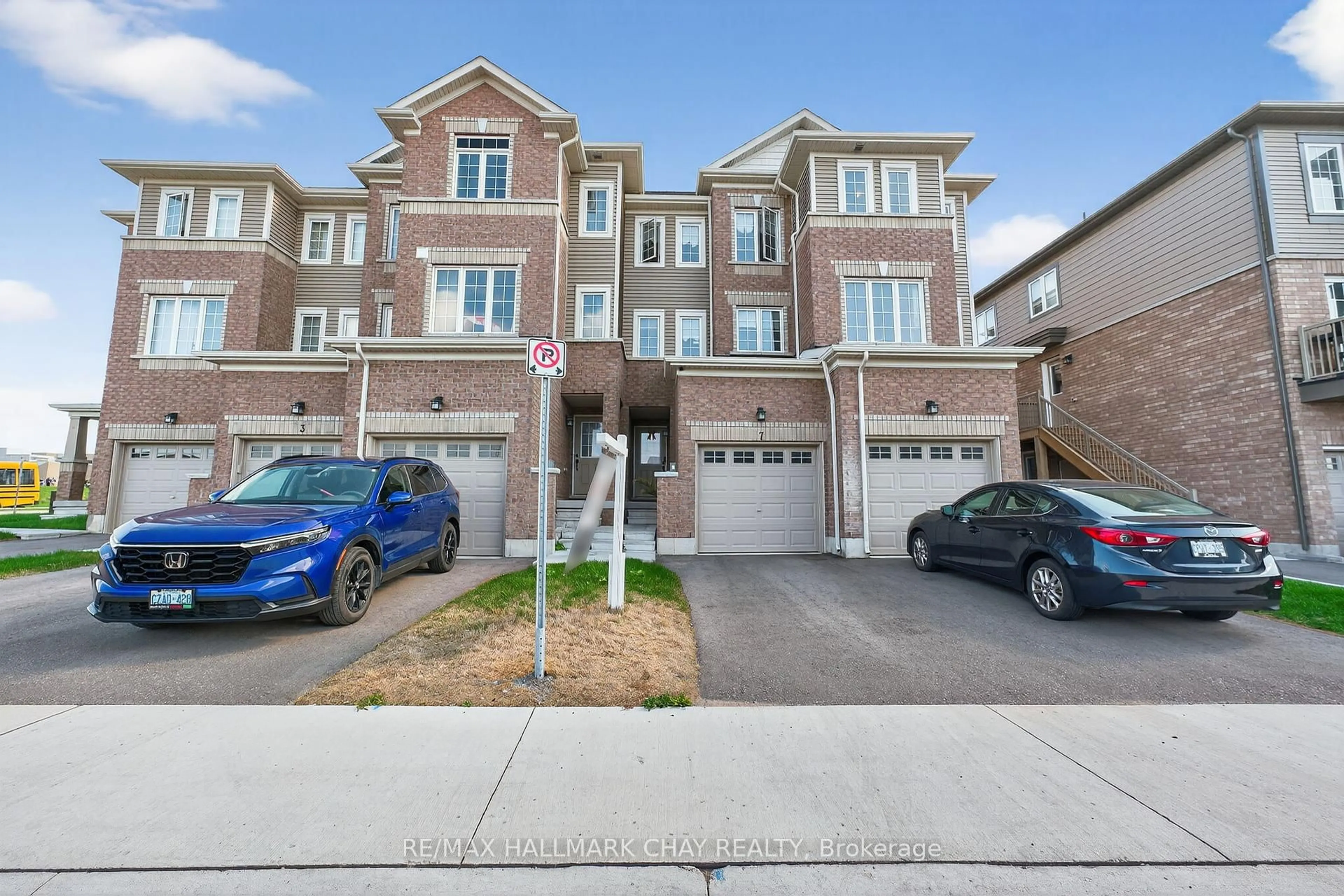 A pic from outside/outdoor area/front of a property/back of a property/a pic from drone, street for 7 Tobias Lane, Barrie Ontario L9J 0T8